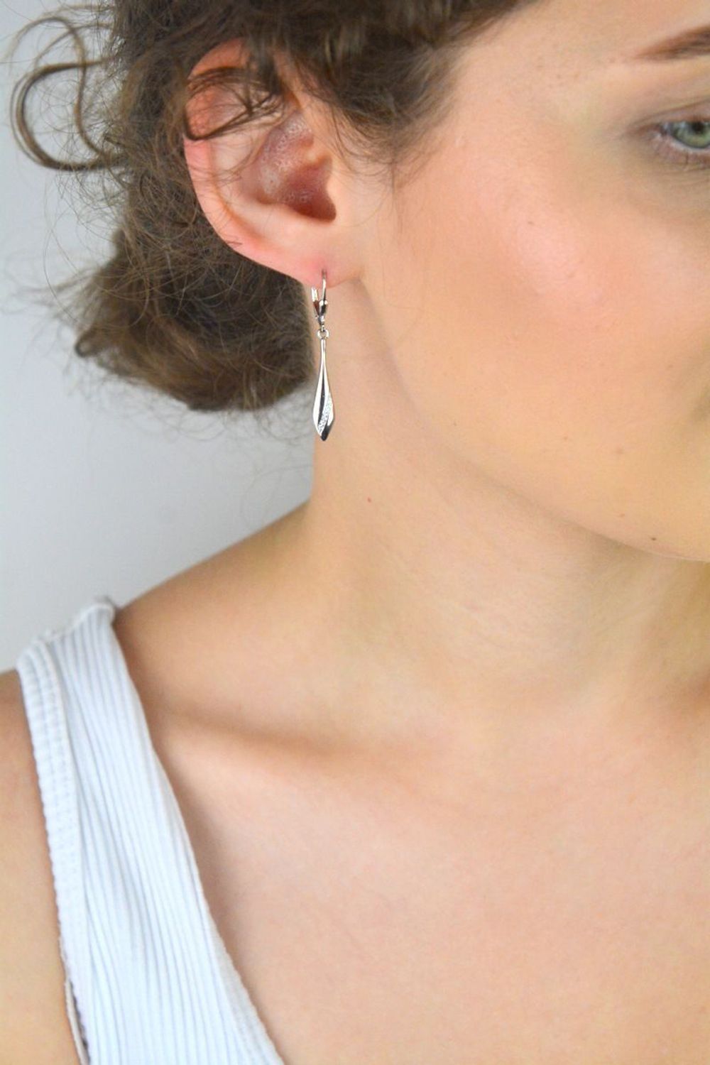 Kolczyki damskie ze srebra próby 925, długie i proste zdobione cyrkoniami. Długość 4 cm, zapięcie bigiel angielski, lekka waga 2,5 g. Elegancja i komfort noszenia.1.jpg