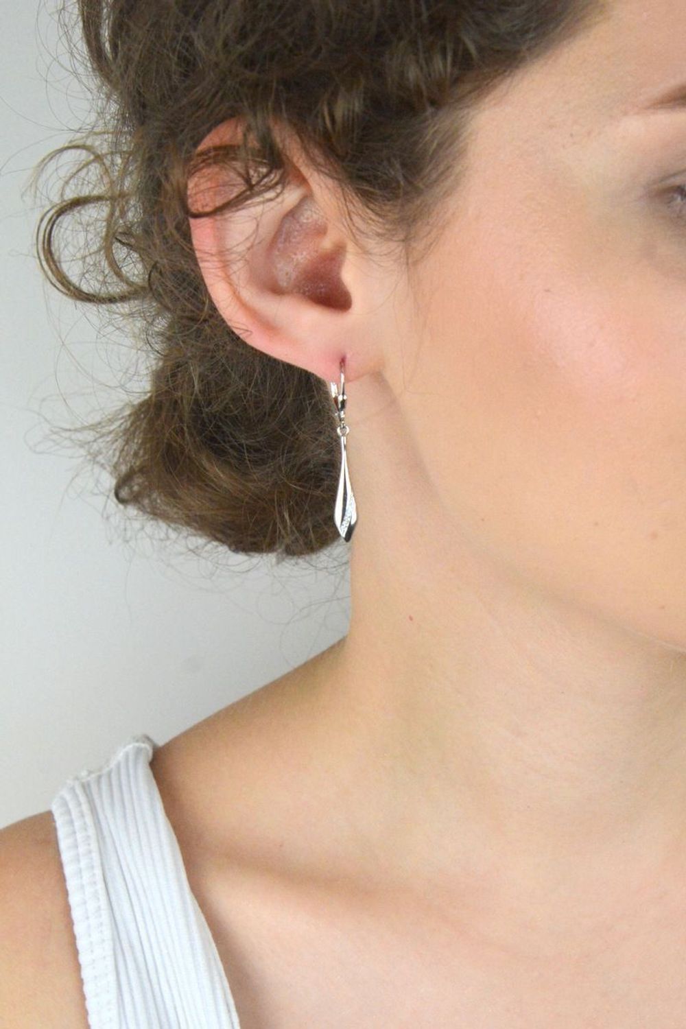 Kolczyki damskie ze srebra próby 925, długie i proste zdobione cyrkoniami. Długość 4 cm, zapięcie bigiel angielski, lekka waga 2,5 g. Elegancja i komfort noszenia.1.jpg