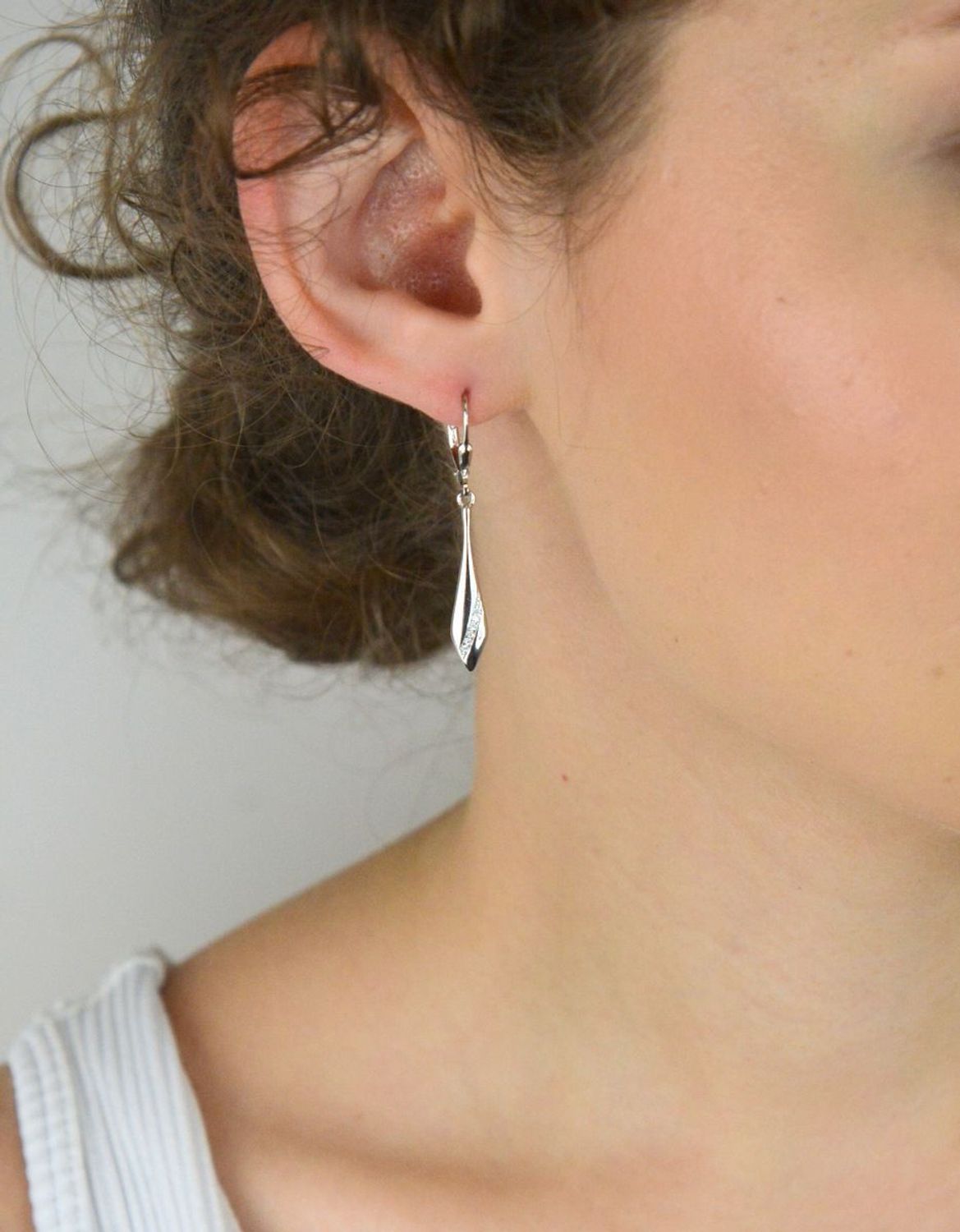 Kolczyki damskie ze srebra próby 925, długie i proste zdobione cyrkoniami. Długość 4 cm, zapięcie bigiel angielski, lekka waga 2,5 g. Elegancja i komfort noszenia.1.jpg