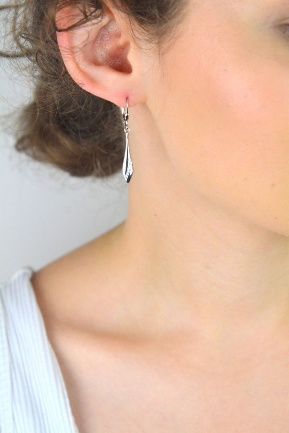 Kolczyki damskie ze srebra próby 925, długie i proste zdobione cyrkoniami. Długość 4 cm, zapięcie bigiel angielski, lekka waga 2,5 g. Elegancja i komfort noszenia.1.jpg