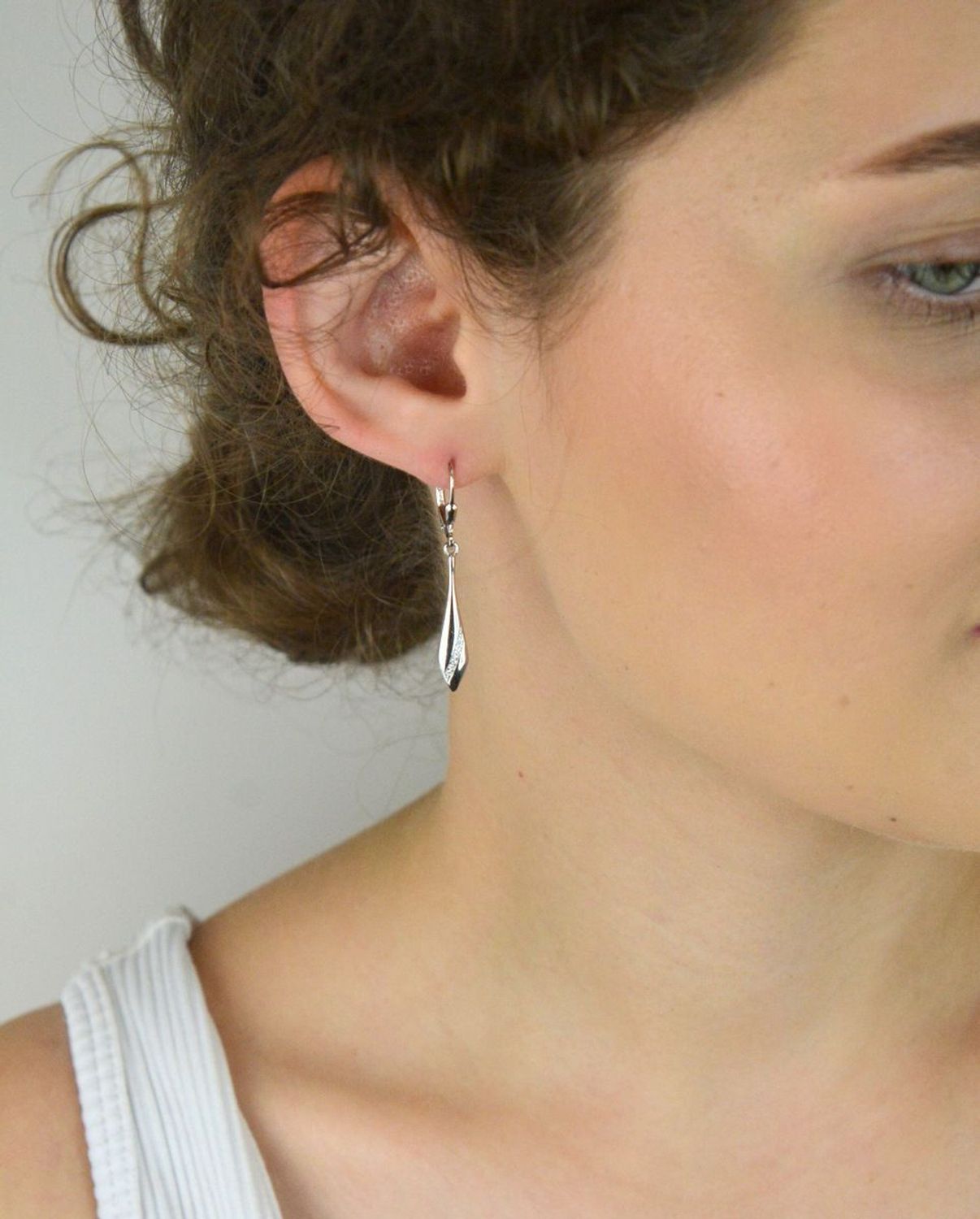 Kolczyki damskie ze srebra próby 925, długie i proste zdobione cyrkoniami. Długość 4 cm, zapięcie bigiel angielski, lekka waga 2,5 g. Elegancja i komfort noszenia.1.jpg