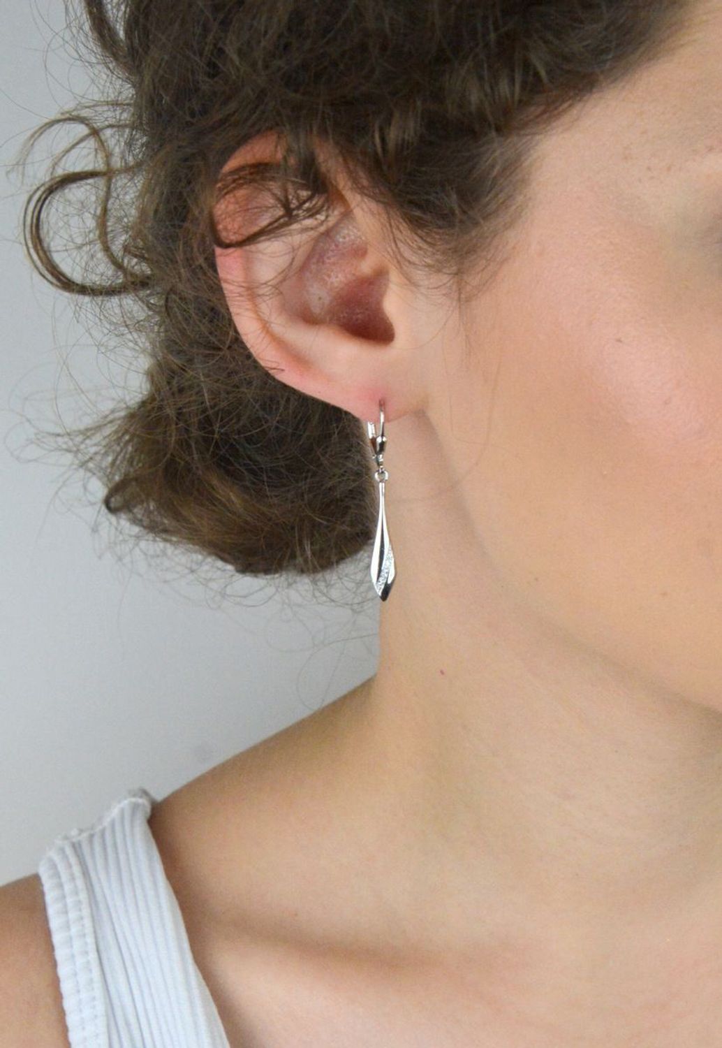 Kolczyki damskie ze srebra próby 925, długie i proste zdobione cyrkoniami. Długość 4 cm, zapięcie bigiel angielski, lekka waga 2,5 g. Elegancja i komfort noszenia.1.jpg