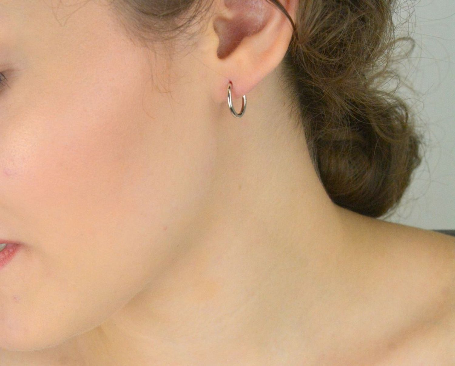 Klasyczne kolczyki srebrne 925 w formie gładkich kółek. Model DIA-KLC-13410-925, długość 1,3 cm, szerokość 2 mm, waga 1,70 g, zapięcie na zatrzask. Elegancja i wygoda na co dzień.1.jpg