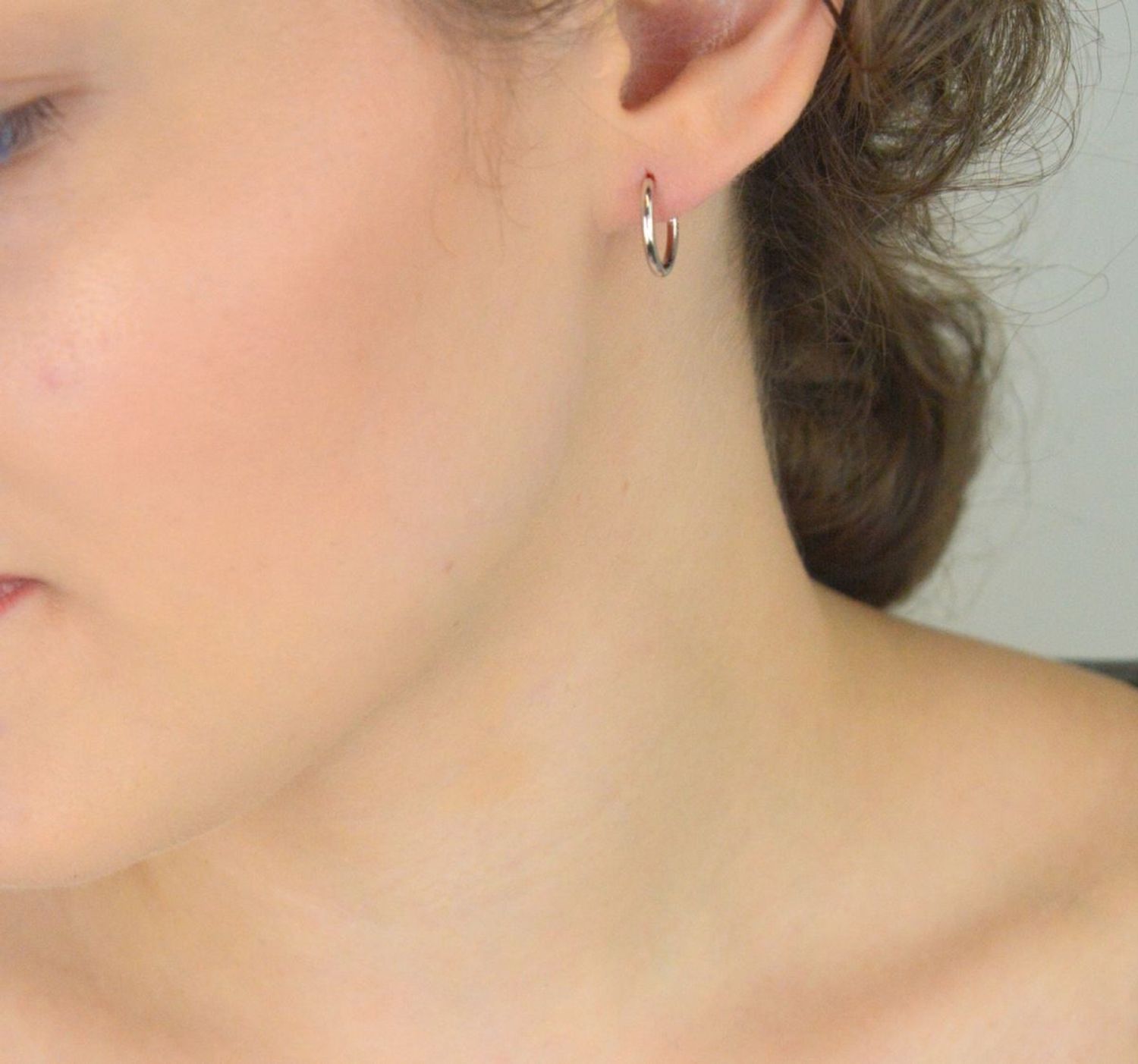 Klasyczne kolczyki srebrne 925 w formie gładkich kółek. Model DIA-KLC-13410-925, długość 1,3 cm, szerokość 2 mm, waga 1,70 g, zapięcie na zatrzask. Elegancja i wygoda na co dzień.1.jpg