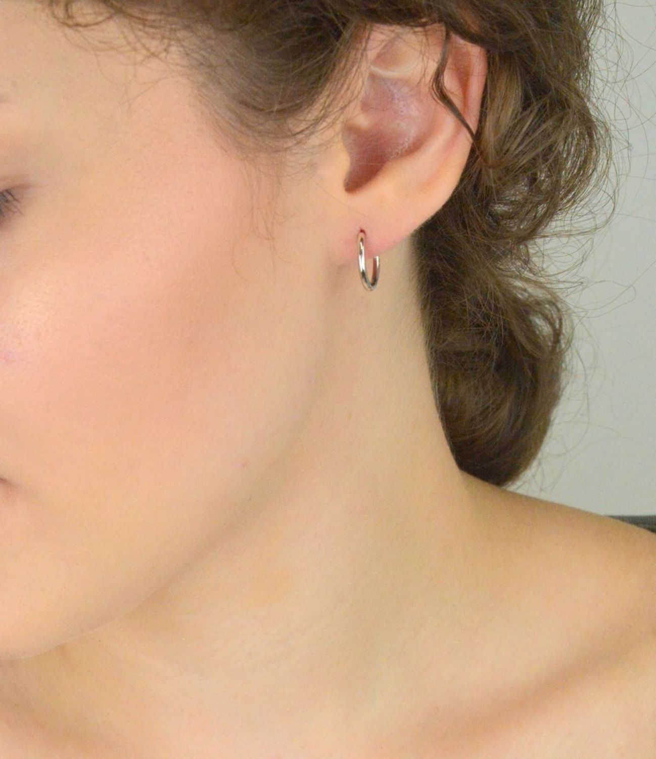 Klasyczne kolczyki srebrne 925 w formie gładkich kółek. Model DIA-KLC-13410-925, długość 1,3 cm, szerokość 2 mm, waga 1,70 g, zapięcie na zatrzask. Elegancja i wygoda na co dzień.1.jpg