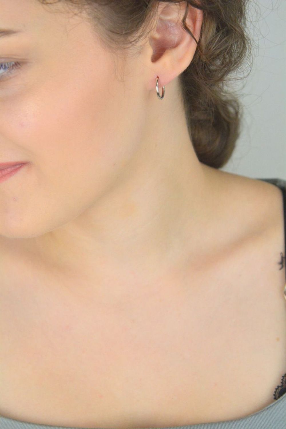 Klasyczne kolczyki srebrne 925 w formie gładkich kółek. Model DIA-KLC-13410-925, długość 1,3 cm, szerokość 2 mm, waga 1,70 g, zapięcie na zatrzask. Elegancja i wygoda na co dzień.1.jpg