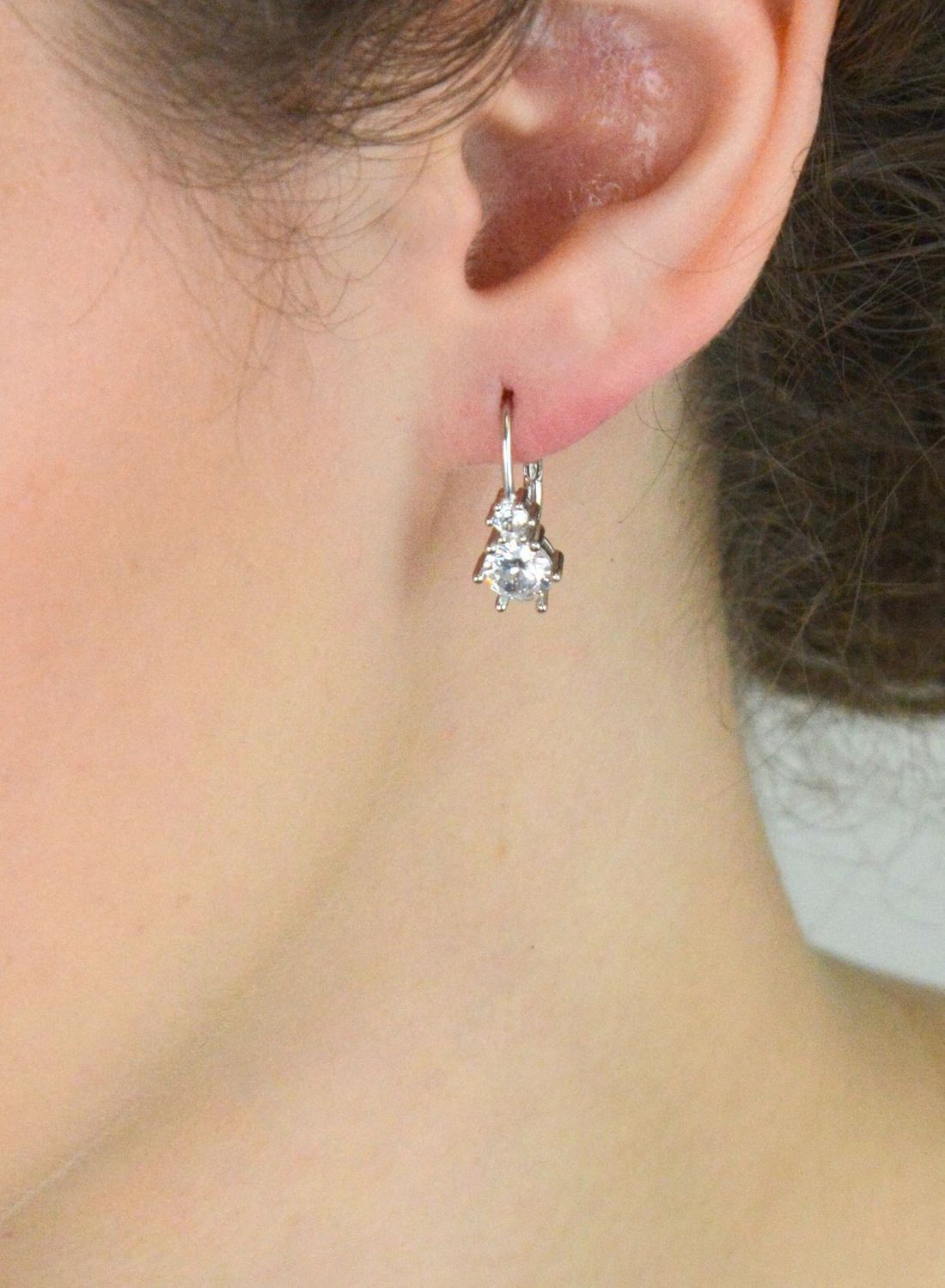 Kolczyki srebrne próby 925 DIA-KLC-13412-925 zdobione dwiema cyrkoniami. Długość 1,7 cm, szerokość 7 mm, zapięcie angielskie. Elegancka, kobieca biżuteria – idealna na prezent1.jpg