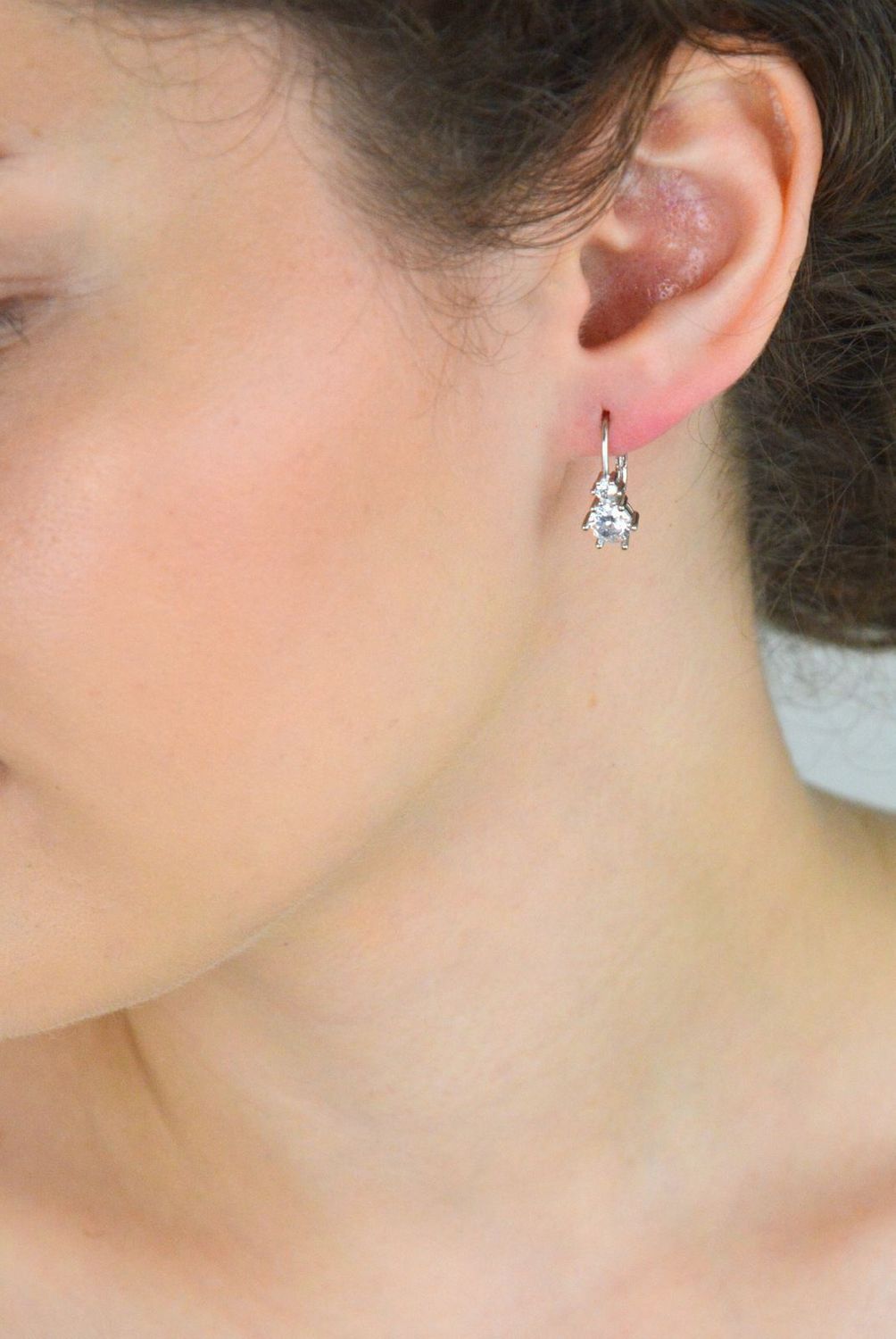 Kolczyki srebrne próby 925 DIA-KLC-13412-925 zdobione dwiema cyrkoniami. Długość 1,7 cm, szerokość 7 mm, zapięcie angielskie. Elegancka, kobieca biżuteria – idealna na prezent1.jpg