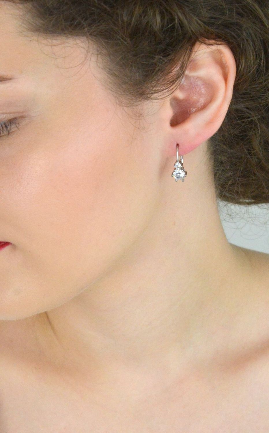 Kolczyki srebrne próby 925 DIA-KLC-13412-925 zdobione dwiema cyrkoniami. Długość 1,7 cm, szerokość 7 mm, zapięcie angielskie. Elegancka, kobieca biżuteria – idealna na prezent1.jpg