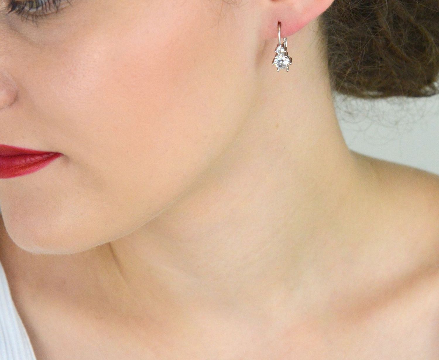 Kolczyki srebrne próby 925 DIA-KLC-13412-925 zdobione dwiema cyrkoniami. Długość 1,7 cm, szerokość 7 mm, zapięcie angielskie. Elegancka, kobieca biżuteria – idealna na prezent1.jpg