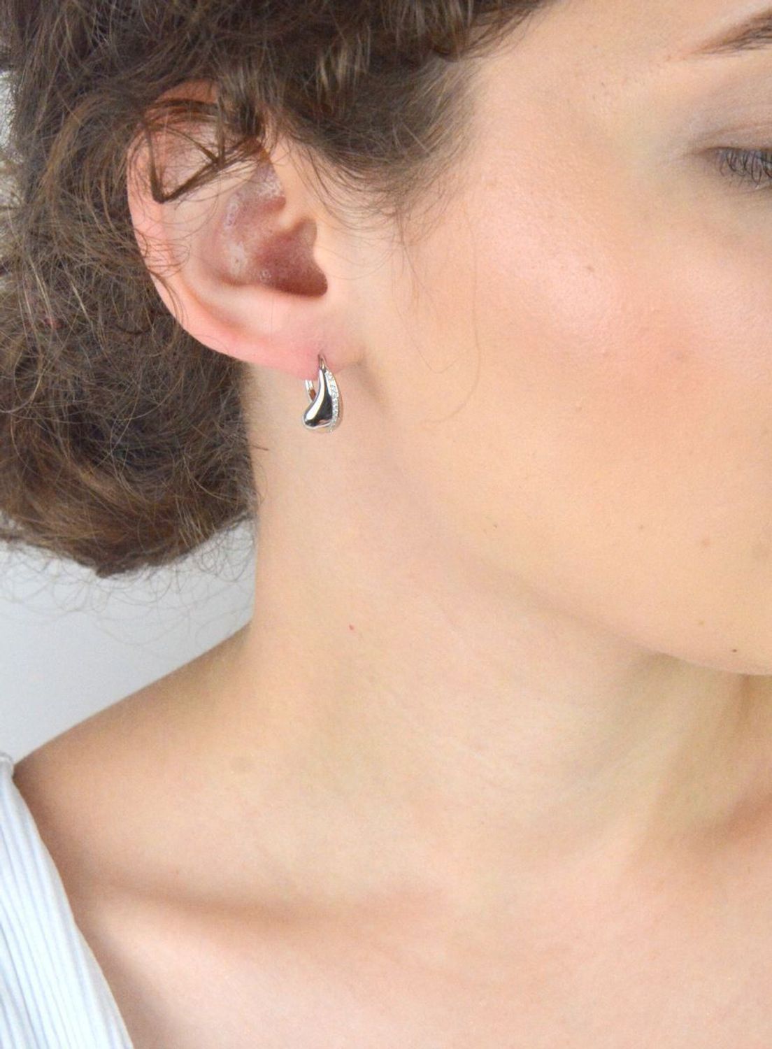 Eleganckie kolczyki srebrne 925 w kształcie łezki z cyrkoniami. Zapięcie bigiel angielski, 1,5 cm długości, 2,40 g. Subtelny blask na każdą okazję.1.jpg