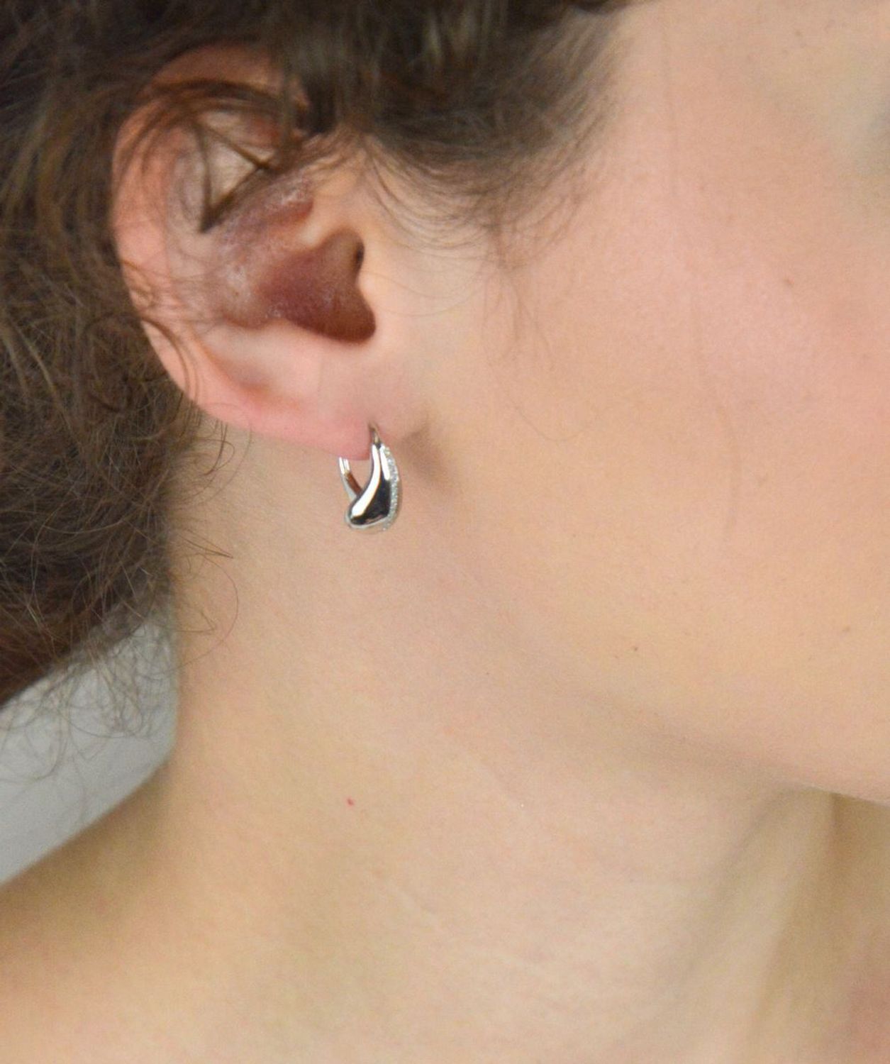 Eleganckie kolczyki srebrne 925 w kształcie łezki z cyrkoniami. Zapięcie bigiel angielski, 1,5 cm długości, 2,40 g. Subtelny blask na każdą okazję.1.jpg