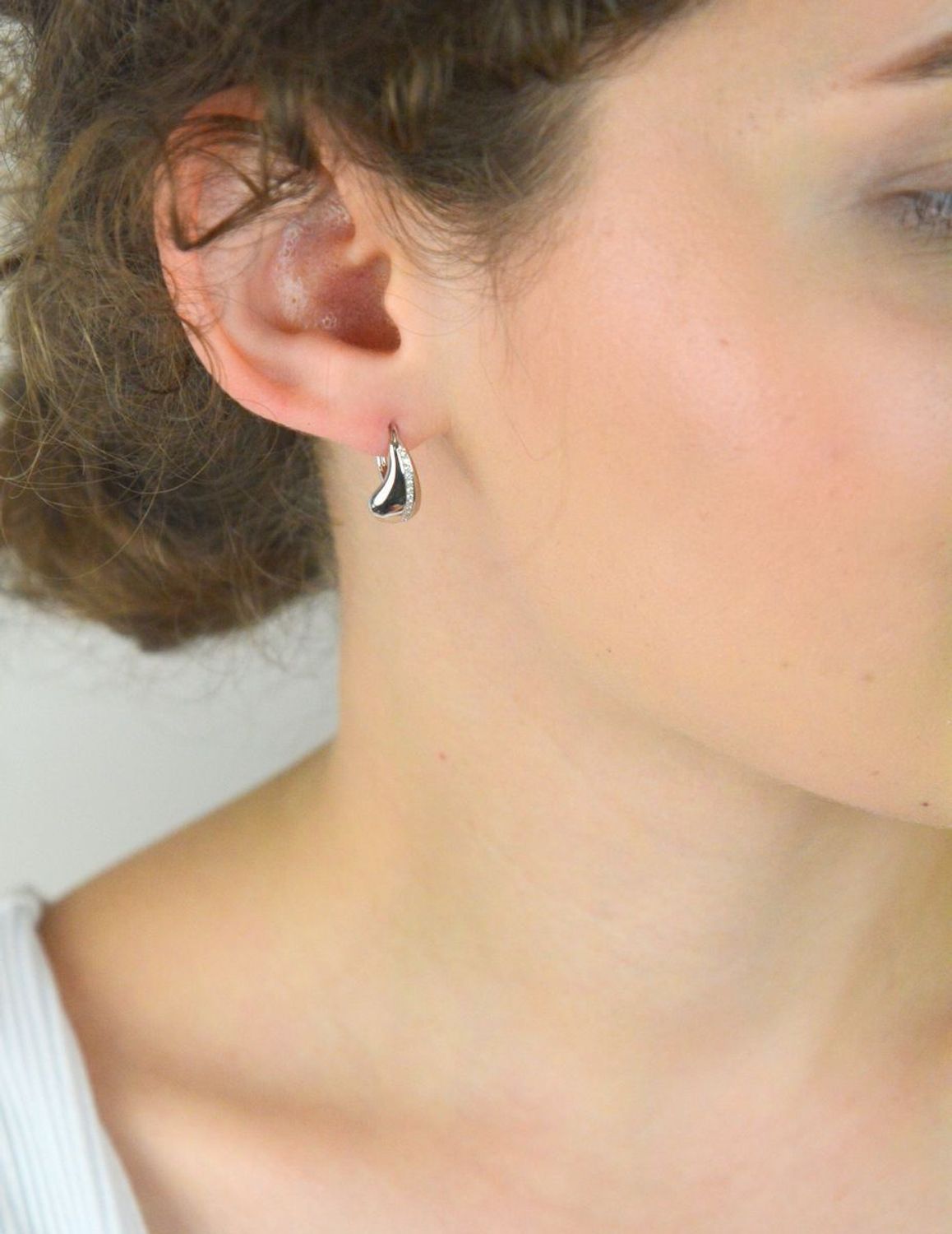 Eleganckie kolczyki srebrne 925 w kształcie łezki z cyrkoniami. Zapięcie bigiel angielski, 1,5 cm długości, 2,40 g. Subtelny blask na każdą okazję.1.jpg