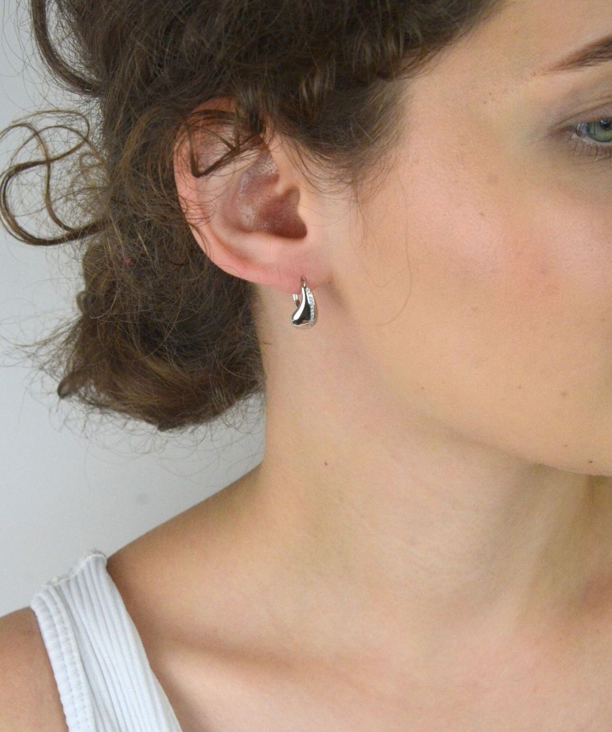 Eleganckie kolczyki srebrne 925 w kształcie łezki z cyrkoniami. Zapięcie bigiel angielski, 1,5 cm długości, 2,40 g. Subtelny blask na każdą okazję.1.jpg