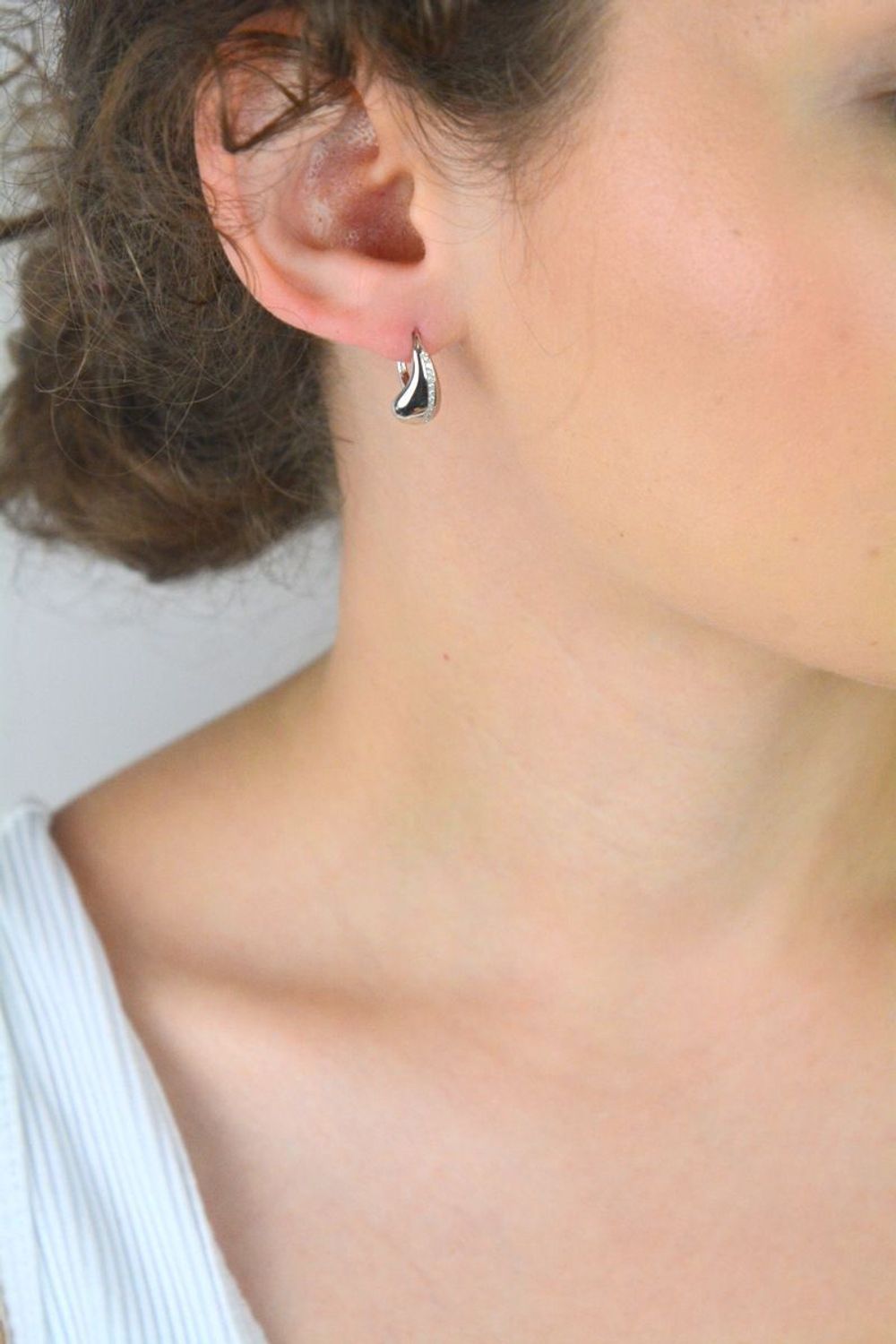 Eleganckie kolczyki srebrne 925 w kształcie łezki z cyrkoniami. Zapięcie bigiel angielski, 1,5 cm długości, 2,40 g. Subtelny blask na każdą okazję.1.jpg