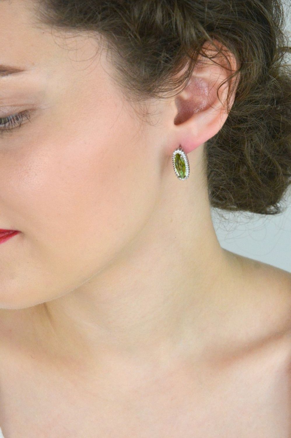 Srebrne kolczyki DIA-KLC-13416-925 z dużą owalną cyrkonią w kolorze zielono-żółtym oraz mniejszymi białymi kamyczkami. Srebro próby 925, zapięcie angielskie, długość 2 cm. 1.jpg
