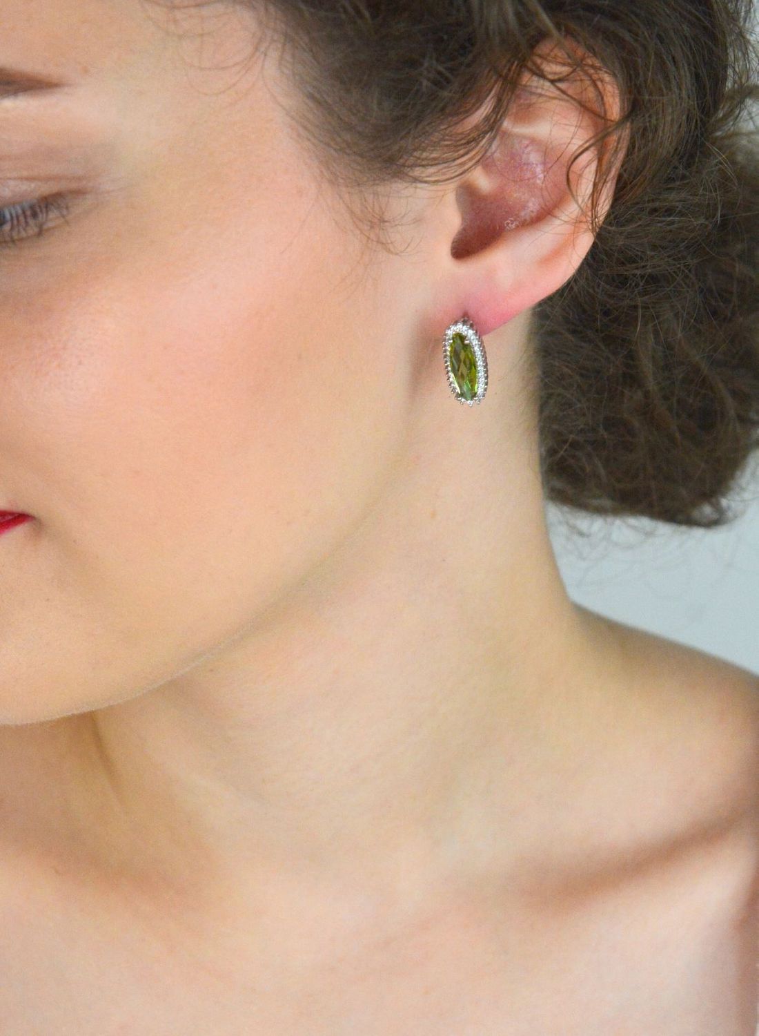Srebrne kolczyki DIA-KLC-13416-925 z dużą owalną cyrkonią w kolorze zielono-żółtym oraz mniejszymi białymi kamyczkami. Srebro próby 925, zapięcie angielskie, długość 2 cm. 1.jpg
