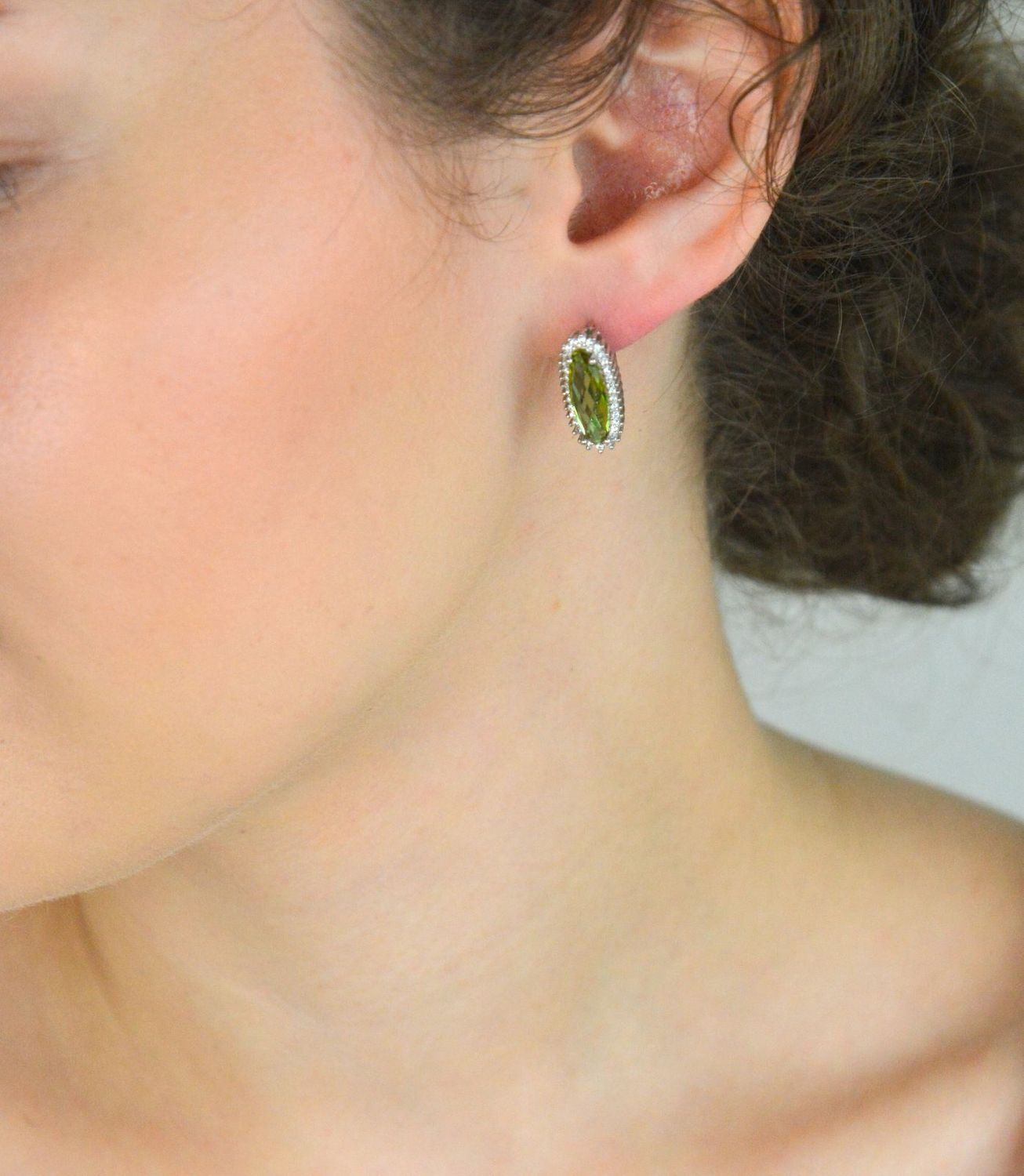 Srebrne kolczyki DIA-KLC-13416-925 z dużą owalną cyrkonią w kolorze zielono-żółtym oraz mniejszymi białymi kamyczkami. Srebro próby 925, zapięcie angielskie, długość 2 cm. 1.jpg