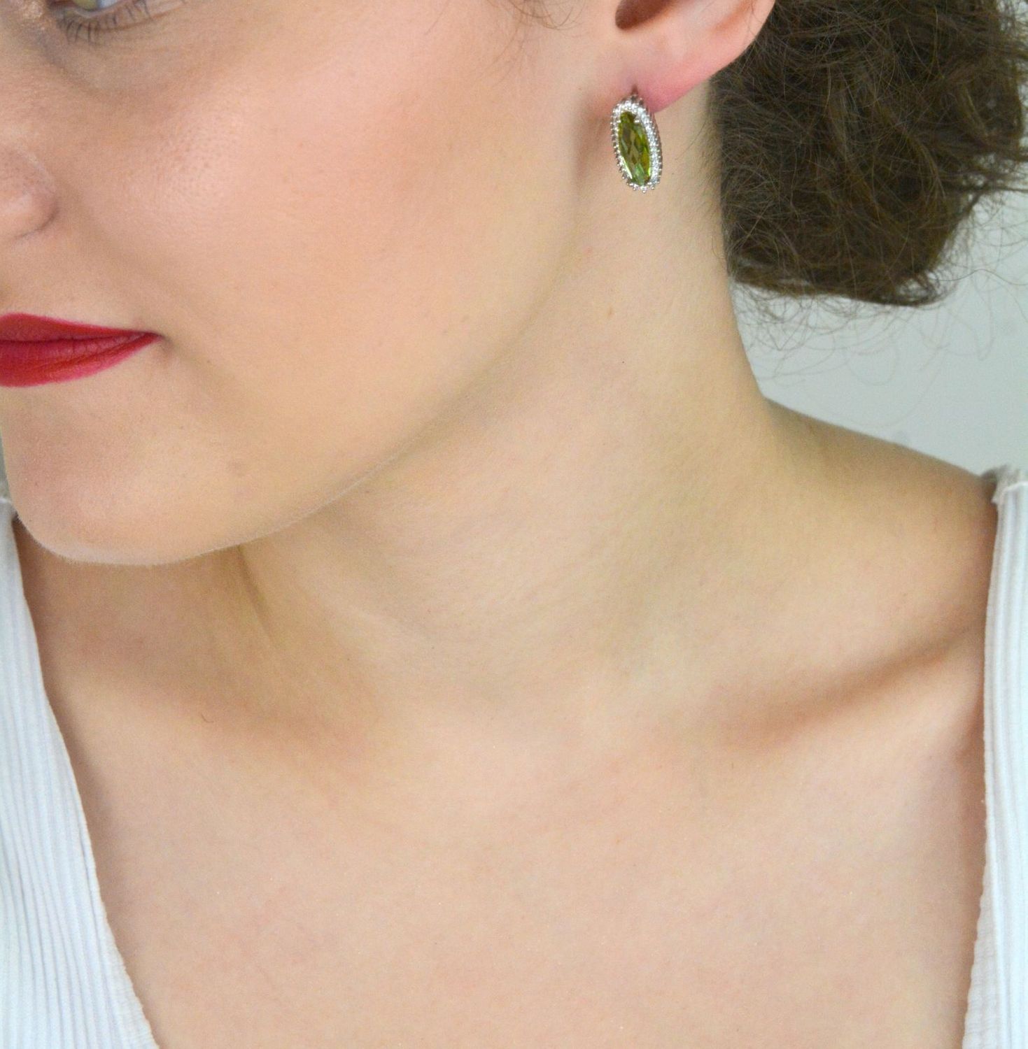 Srebrne kolczyki DIA-KLC-13416-925 z dużą owalną cyrkonią w kolorze zielono-żółtym oraz mniejszymi białymi kamyczkami. Srebro próby 925, zapięcie angielskie, długość 2 cm. 1.jpg