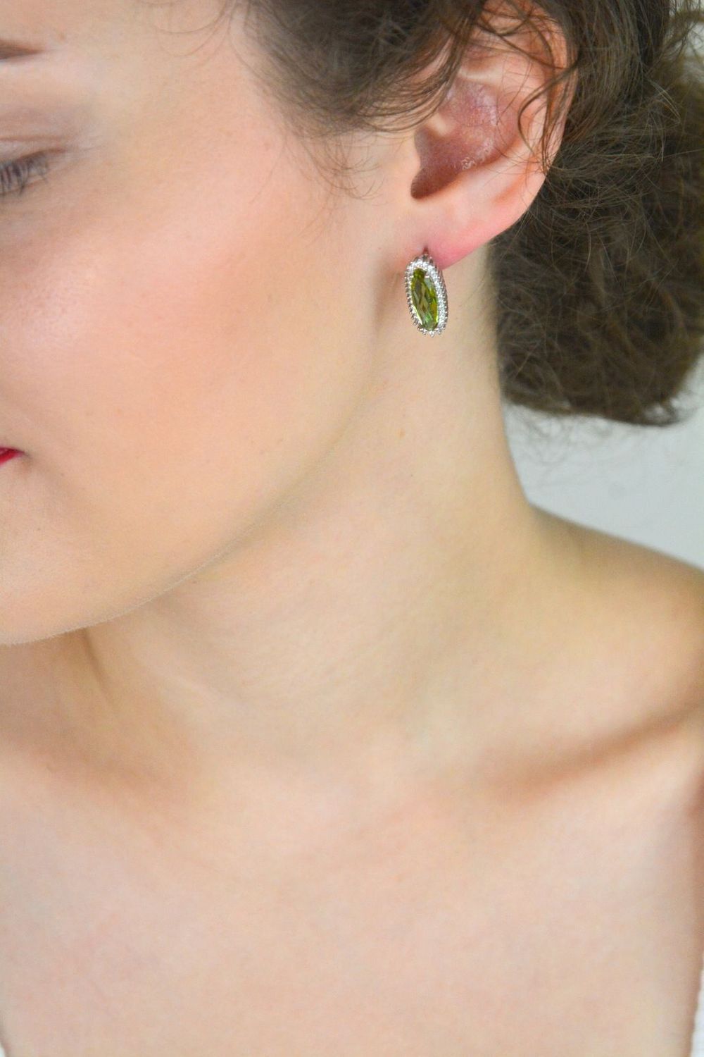 Srebrne kolczyki DIA-KLC-13416-925 z dużą owalną cyrkonią w kolorze zielono-żółtym oraz mniejszymi białymi kamyczkami. Srebro próby 925, zapięcie angielskie, długość 2 cm. 1.jpg