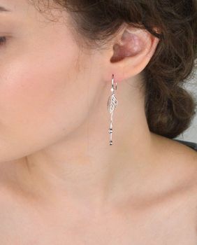 Delikatne kolczyki srebrne 925 z listkami i łańcuszkami. Długość 5 cm, waga 2,50 g. Bigiel otwarty. Styl roślinny i lekkość w eleganckim wydaniu (3).JPG