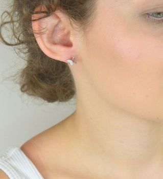Srebrne kolczyki motylki dla dziecka i kobiety DIA-KLC-13419-925. Delikatny motyw natury, srebro 925, zapięcie na sztyft. Idealne na prezent lub do kolekcji (1).JPG
