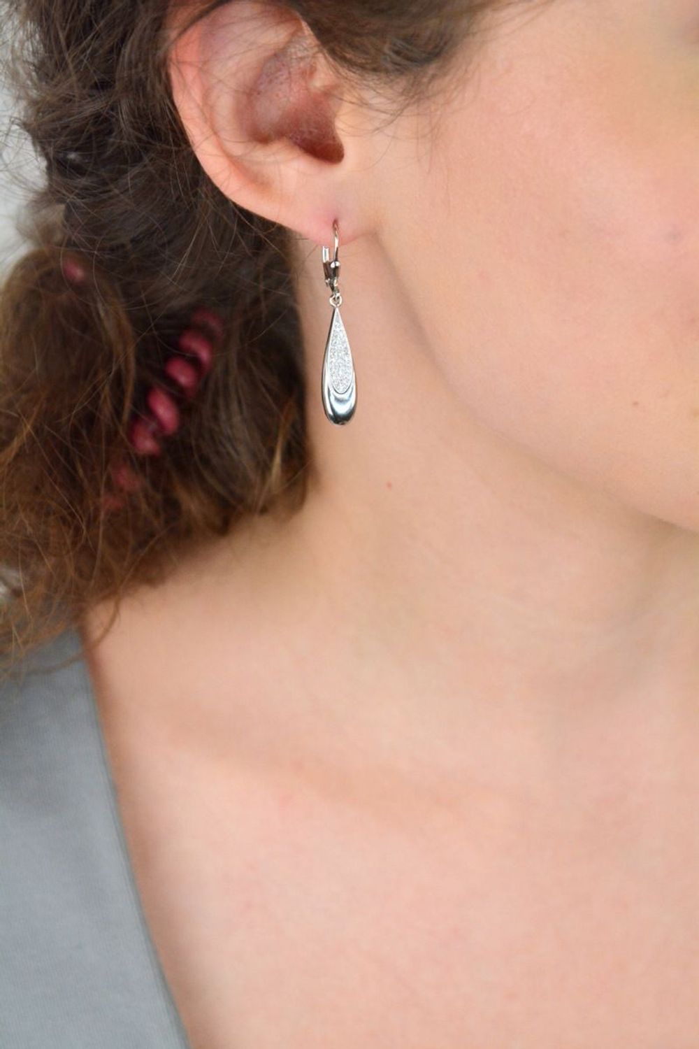 Srebrne kolczyki damskie DIA-KLC-13420-925 w kształcie łezek, zdobione cyrkoniami. Próba 925, zapięcie bigiel angielski. Długość 4,0 cm, waga 3,80 g. Klasyczna elegancja i blask.1.jpg