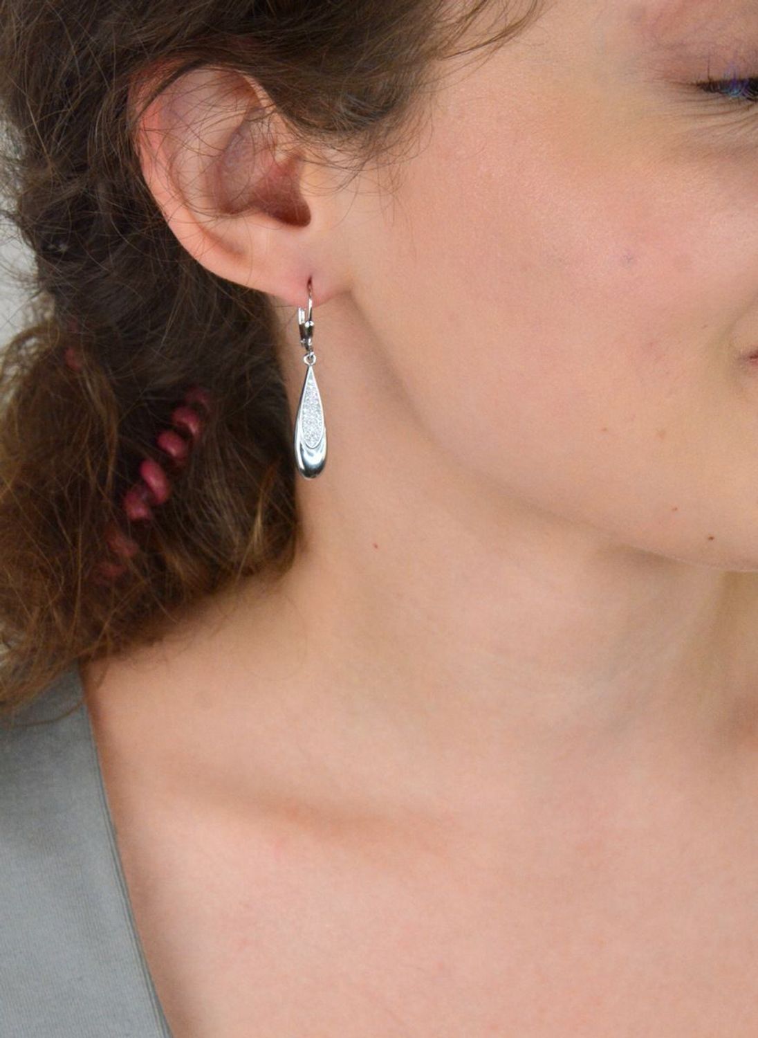 Srebrne kolczyki damskie DIA-KLC-13420-925 w kształcie łezek, zdobione cyrkoniami. Próba 925, zapięcie bigiel angielski. Długość 4,0 cm, waga 3,80 g. Klasyczna elegancja i blask.1.jpg