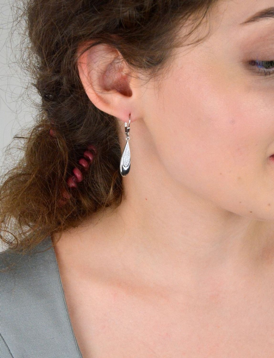 Srebrne kolczyki damskie DIA-KLC-13420-925 w kształcie łezek, zdobione cyrkoniami. Próba 925, zapięcie bigiel angielski. Długość 4,0 cm, waga 3,80 g. Klasyczna elegancja i blask.1.jpg