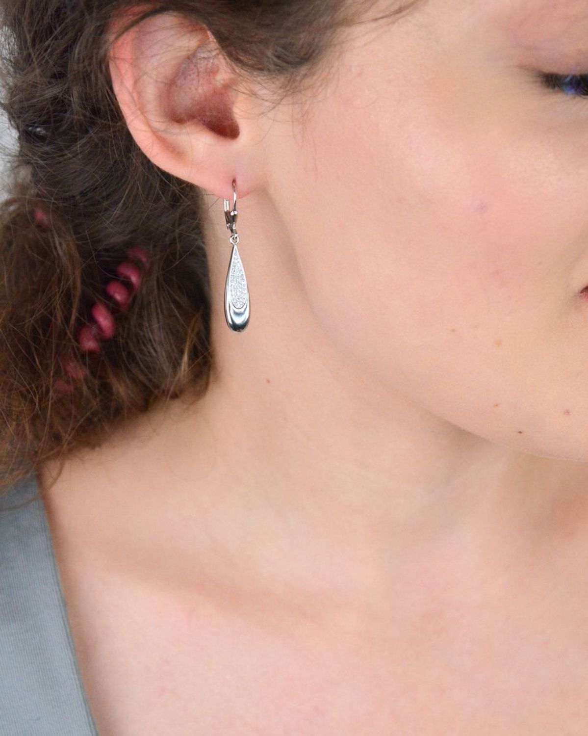 Srebrne kolczyki damskie DIA-KLC-13420-925 w kształcie łezek, zdobione cyrkoniami. Próba 925, zapięcie bigiel angielski. Długość 4,0 cm, waga 3,80 g. Klasyczna elegancja i blask.1.jpg