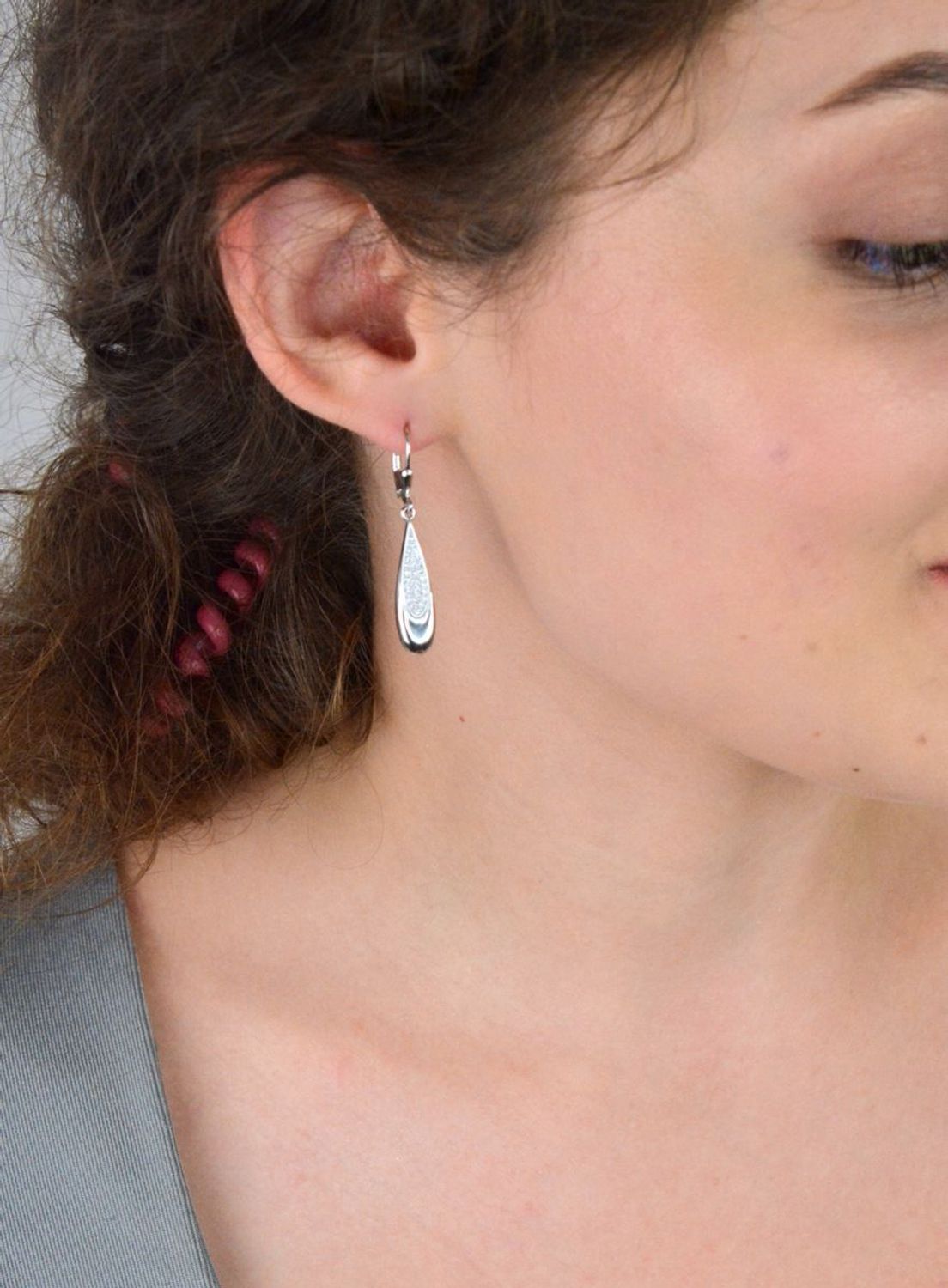 Srebrne kolczyki damskie DIA-KLC-13420-925 w kształcie łezek, zdobione cyrkoniami. Próba 925, zapięcie bigiel angielski. Długość 4,0 cm, waga 3,80 g. Klasyczna elegancja i blask.1.jpg