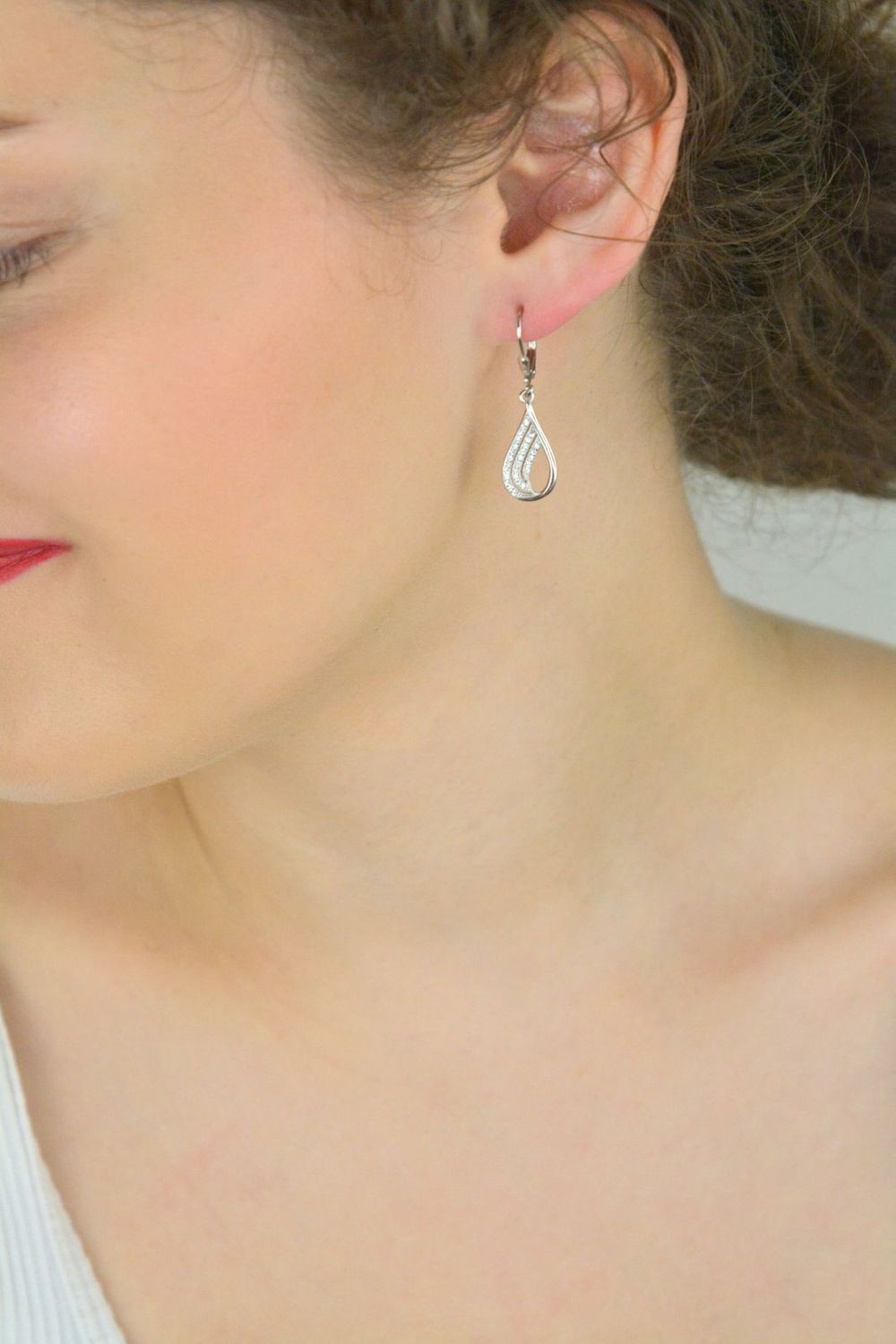 Kolczyki srebrne 925 DIA-KLC-13422-925 w kształcie łezki z cyrkoniami. Długość 3,3 cm, szerokość 9 mm, zapięcie na bigiel angielski. Eleganckie i subtelne – idealne na prezent.1.jpg