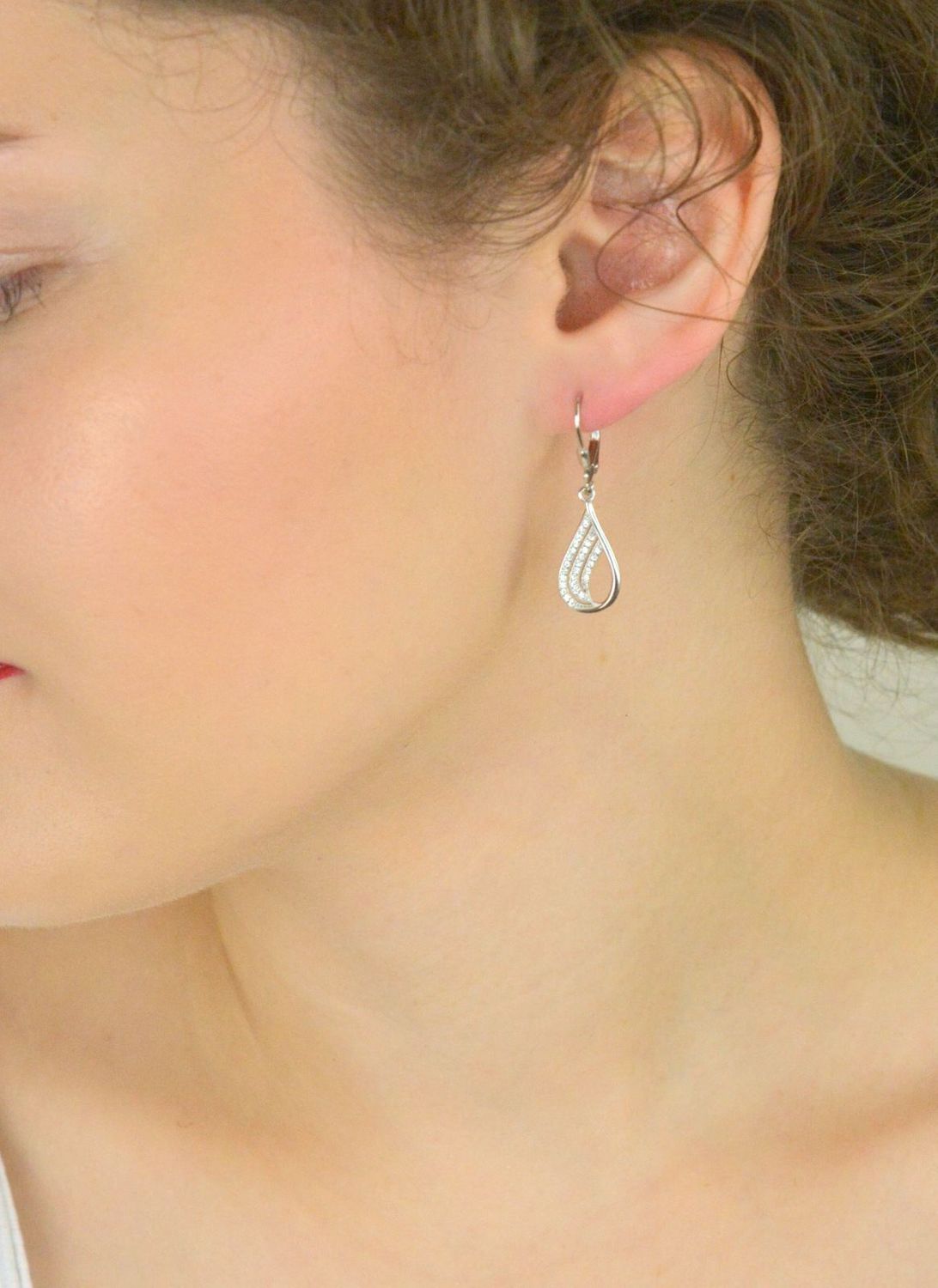 Kolczyki srebrne 925 DIA-KLC-13422-925 w kształcie łezki z cyrkoniami. Długość 3,3 cm, szerokość 9 mm, zapięcie na bigiel angielski. Eleganckie i subtelne – idealne na prezent.1.jpg