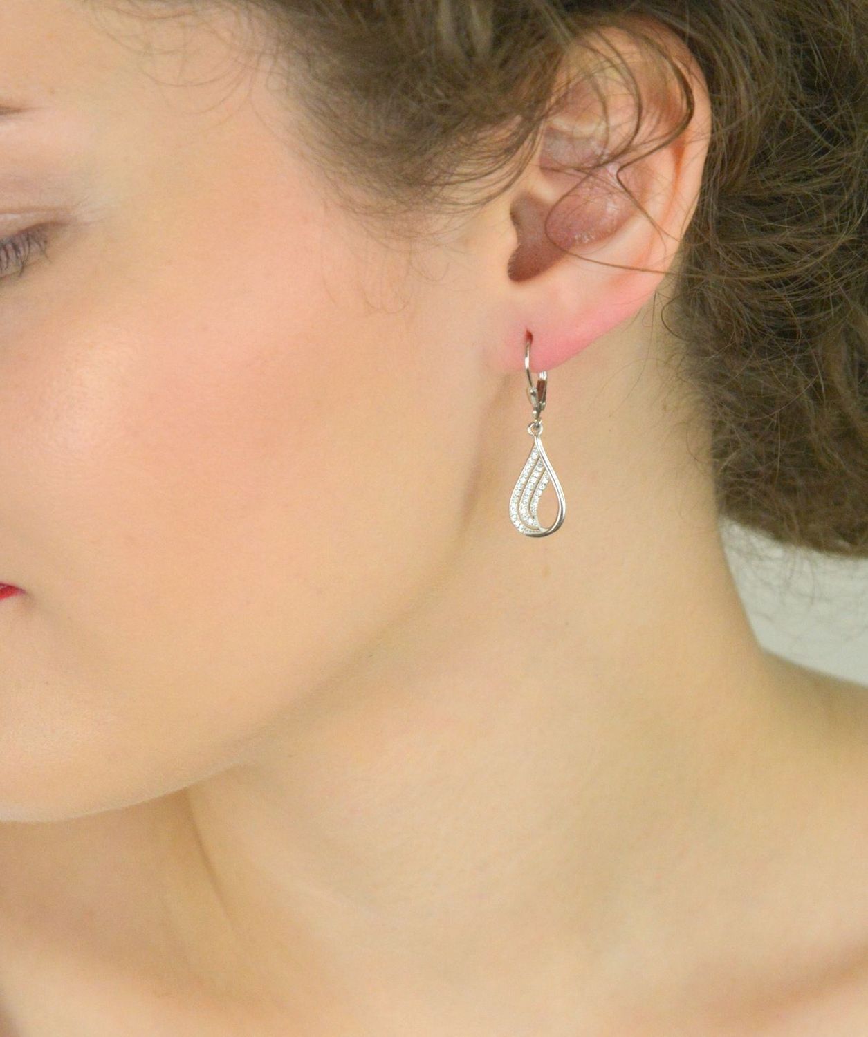 Kolczyki srebrne 925 DIA-KLC-13422-925 w kształcie łezki z cyrkoniami. Długość 3,3 cm, szerokość 9 mm, zapięcie na bigiel angielski. Eleganckie i subtelne – idealne na prezent.1.jpg