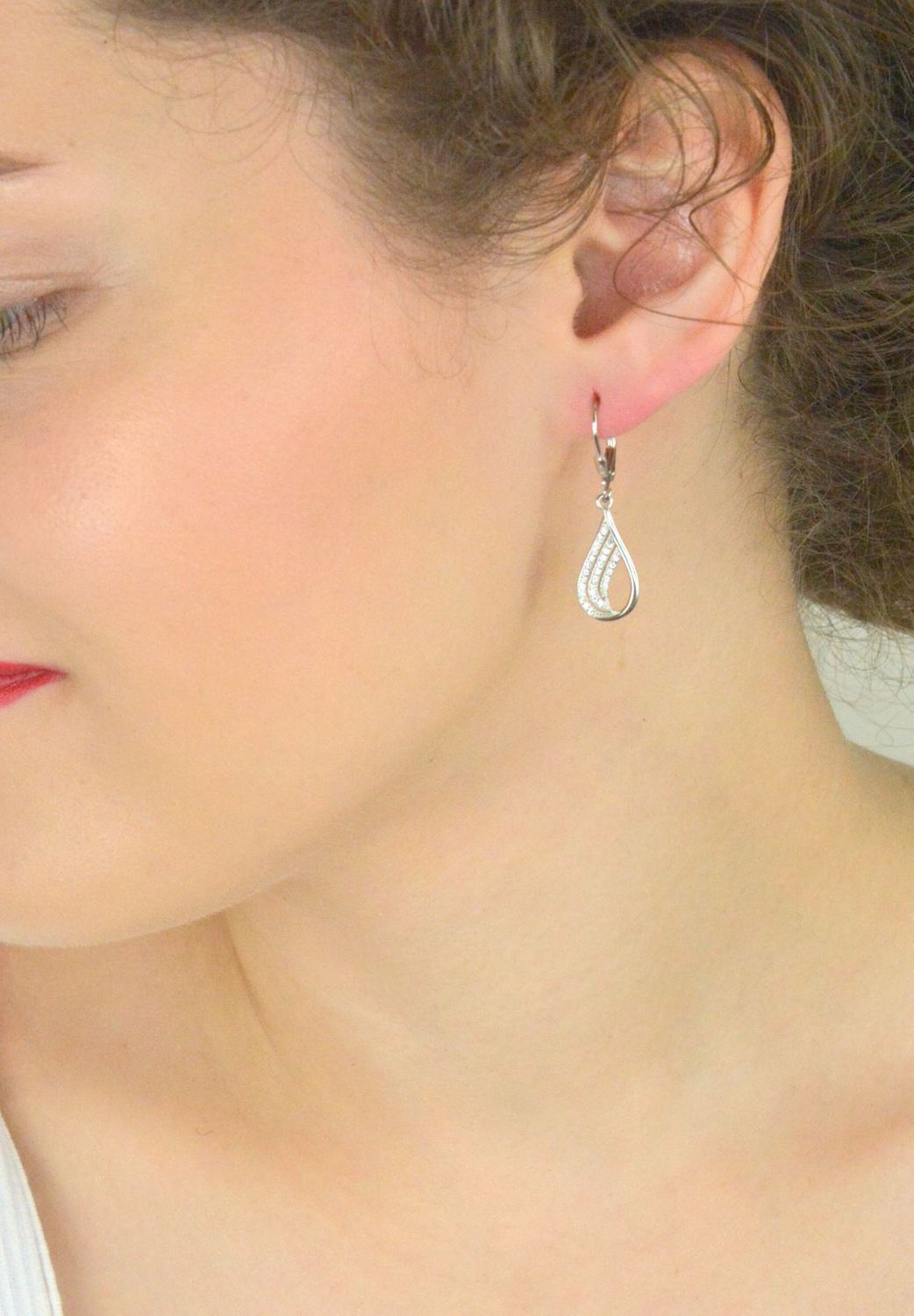 Kolczyki srebrne 925 DIA-KLC-13422-925 w kształcie łezki z cyrkoniami. Długość 3,3 cm, szerokość 9 mm, zapięcie na bigiel angielski. Eleganckie i subtelne – idealne na prezent.1.jpg