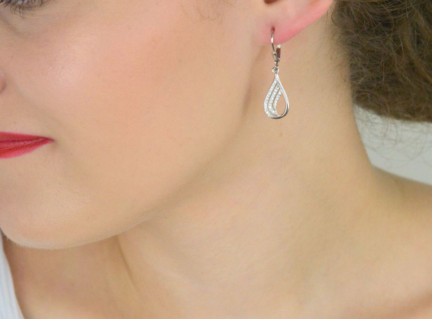Kolczyki srebrne 925 DIA-KLC-13422-925 w kształcie łezki z cyrkoniami. Długość 3,3 cm, szerokość 9 mm, zapięcie na bigiel angielski. Eleganckie i subtelne – idealne na prezent.1.jpg