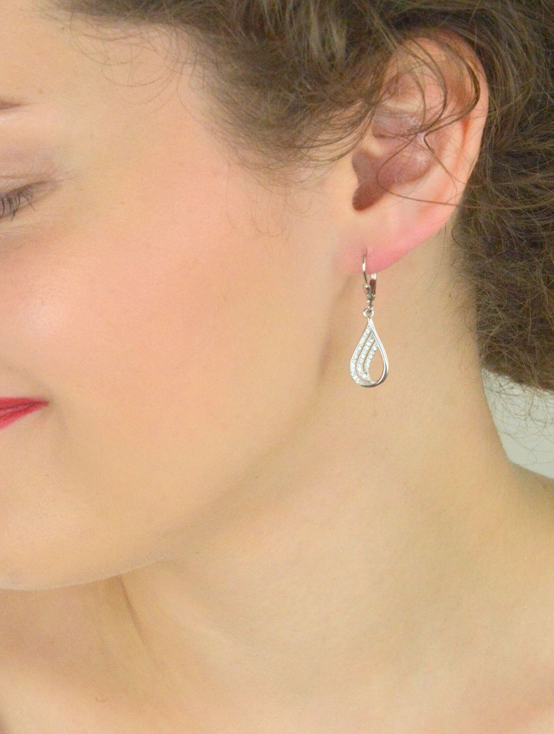 Kolczyki srebrne 925 DIA-KLC-13422-925 w kształcie łezki z cyrkoniami. Długość 3,3 cm, szerokość 9 mm, zapięcie na bigiel angielski. Eleganckie i subtelne – idealne na prezent.1.jpg