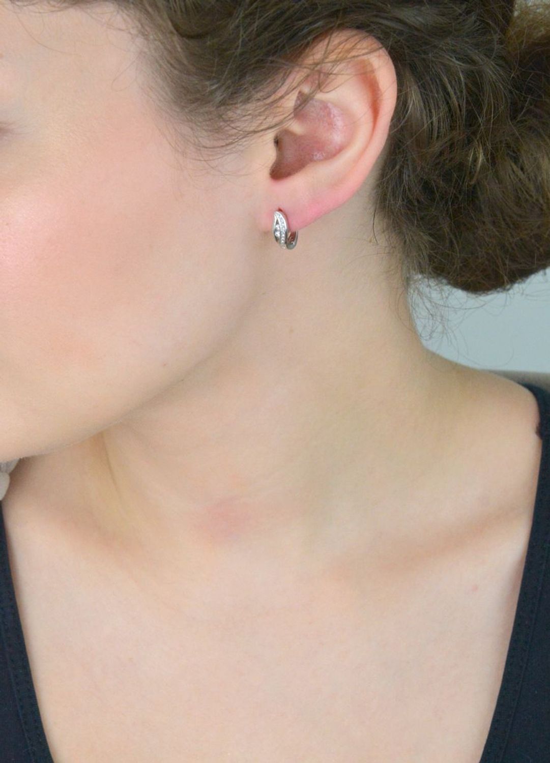 Delikatne kolczyki srebrne DIA-KLC-13423-925 z cyrkoniami i zapięciem angielskim. Próba 925, długość 1,3 cm, szerokość 5 mm, waga 2,20 g. Subtelna elegancja na co dzień i wyjątkowe okazje.1.jpg