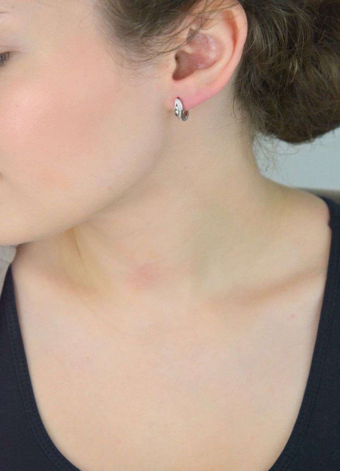 Delikatne kolczyki srebrne DIA-KLC-13423-925 z cyrkoniami i zapięciem angielskim. Próba 925, długość 1,3 cm, szerokość 5 mm, waga 2,20 g. Subtelna elegancja na co dzień i wyjątkowe okazje.1.jpg