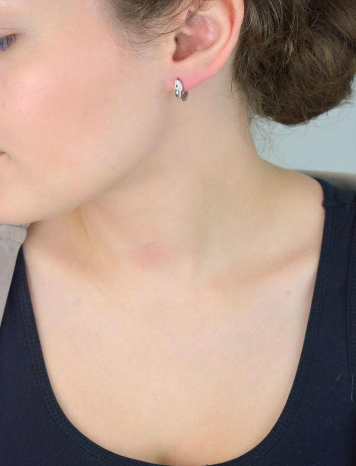 Delikatne kolczyki srebrne DIA-KLC-13423-925 z cyrkoniami i zapięciem angielskim. Próba 925, długość 1,3 cm, szerokość 5 mm, waga 2,20 g. Subtelna elegancja na co dzień i wyjątkowe okazje.1.jpg