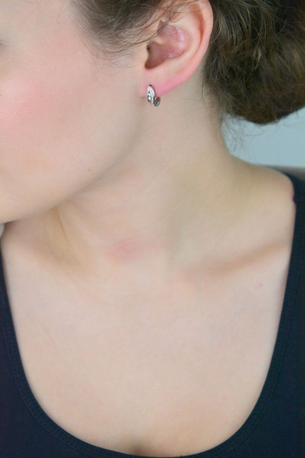 Delikatne kolczyki srebrne DIA-KLC-13423-925 z cyrkoniami i zapięciem angielskim. Próba 925, długość 1,3 cm, szerokość 5 mm, waga 2,20 g. Subtelna elegancja na co dzień i wyjątkowe okazje.1.jpg