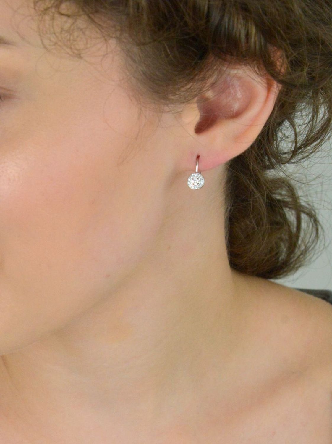 Eleganckie kolczyki dziecięce srebrne wykonane z srebra próby 925, zdobione okrągłą zawieszką z cyrkonią. Długość 1,3 cm, szerokość 7 mm. Zapięcie bigiel angielski – lekkie i komfortowe.1.jpg