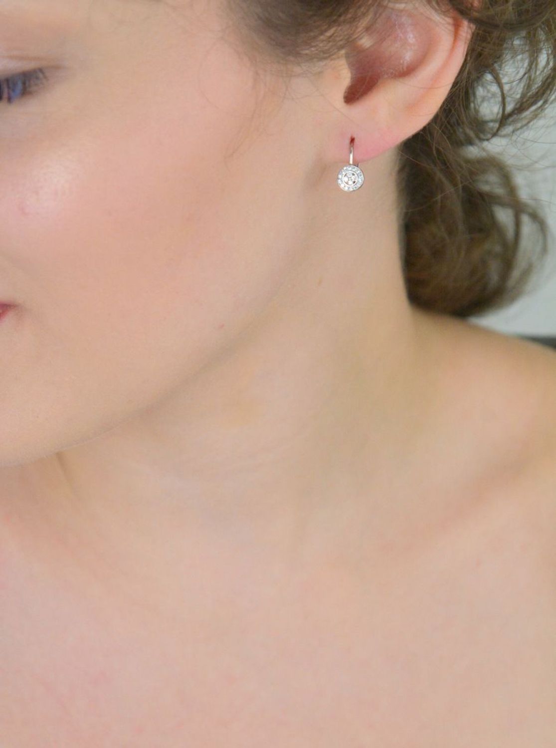 Eleganckie kolczyki dziecięce srebrne wykonane z srebra próby 925, zdobione okrągłą zawieszką z cyrkonią. Długość 1,3 cm, szerokość 7 mm. Zapięcie bigiel angielski – lekkie i komfortowe.1.jpg