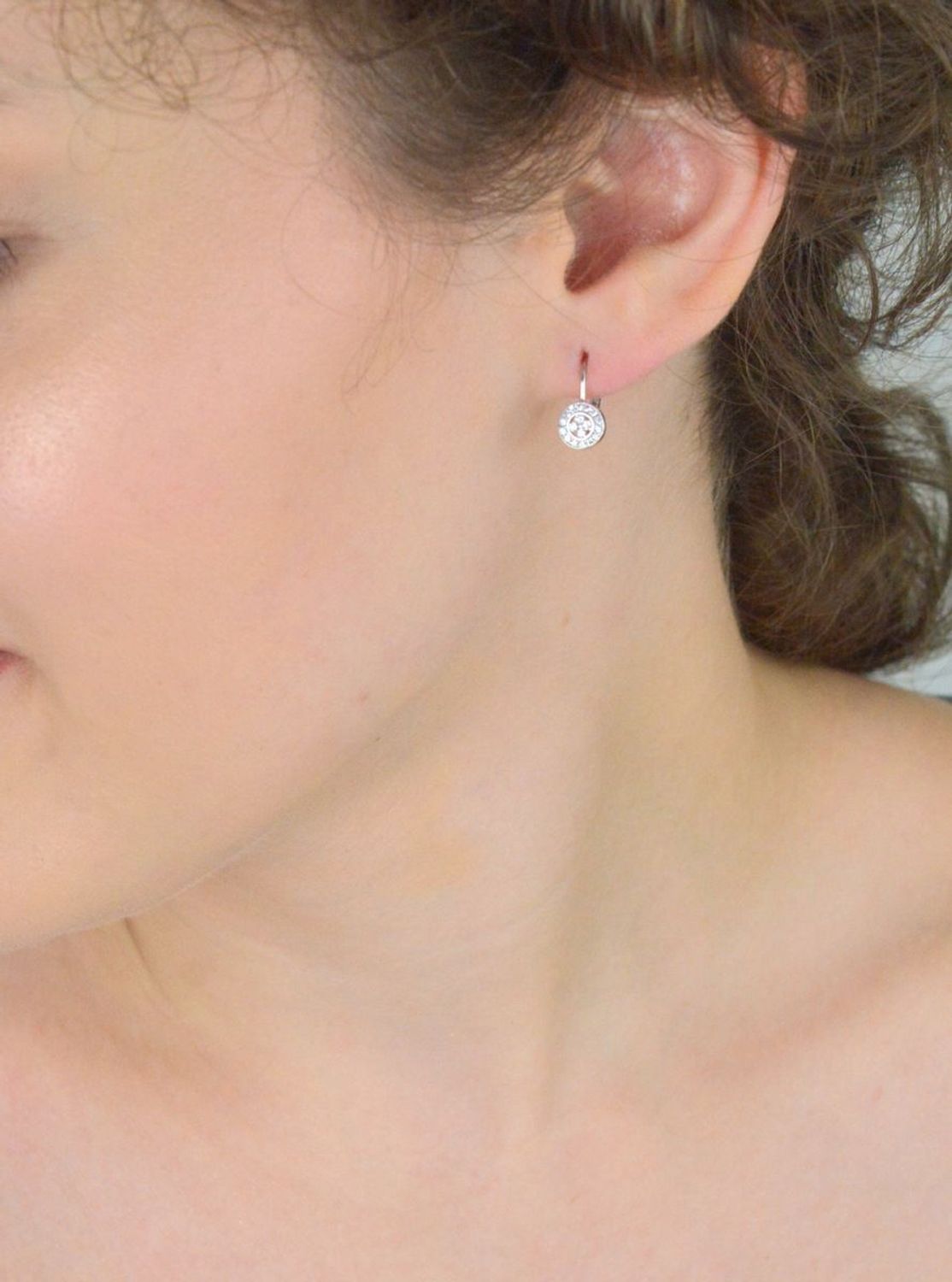 Eleganckie kolczyki dziecięce srebrne wykonane z srebra próby 925, zdobione okrągłą zawieszką z cyrkonią. Długość 1,3 cm, szerokość 7 mm. Zapięcie bigiel angielski – lekkie i komfortowe.1.jpg