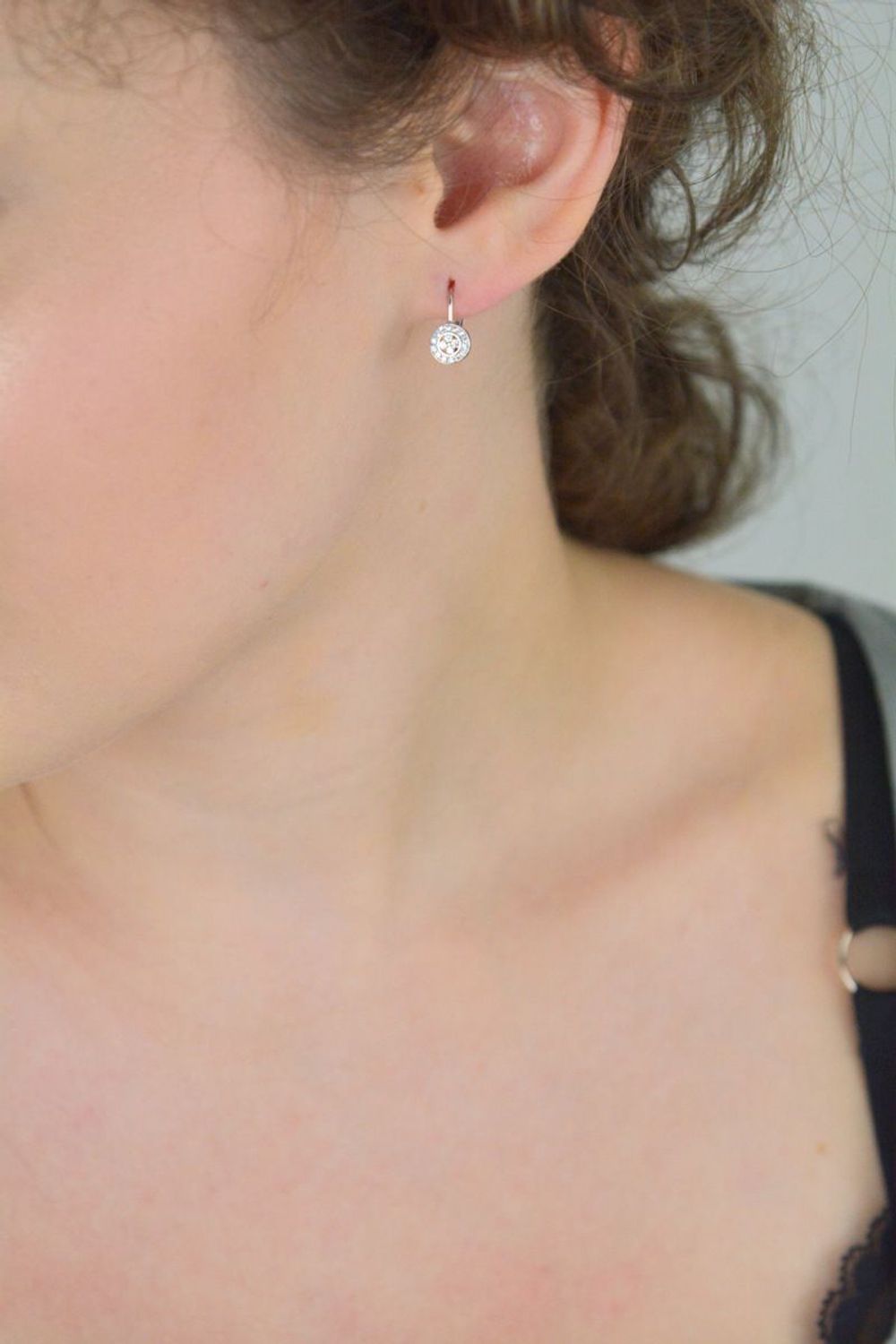 Eleganckie kolczyki dziecięce srebrne wykonane z srebra próby 925, zdobione okrągłą zawieszką z cyrkonią. Długość 1,3 cm, szerokość 7 mm. Zapięcie bigiel angielski – lekkie i komfortowe.1.jpg