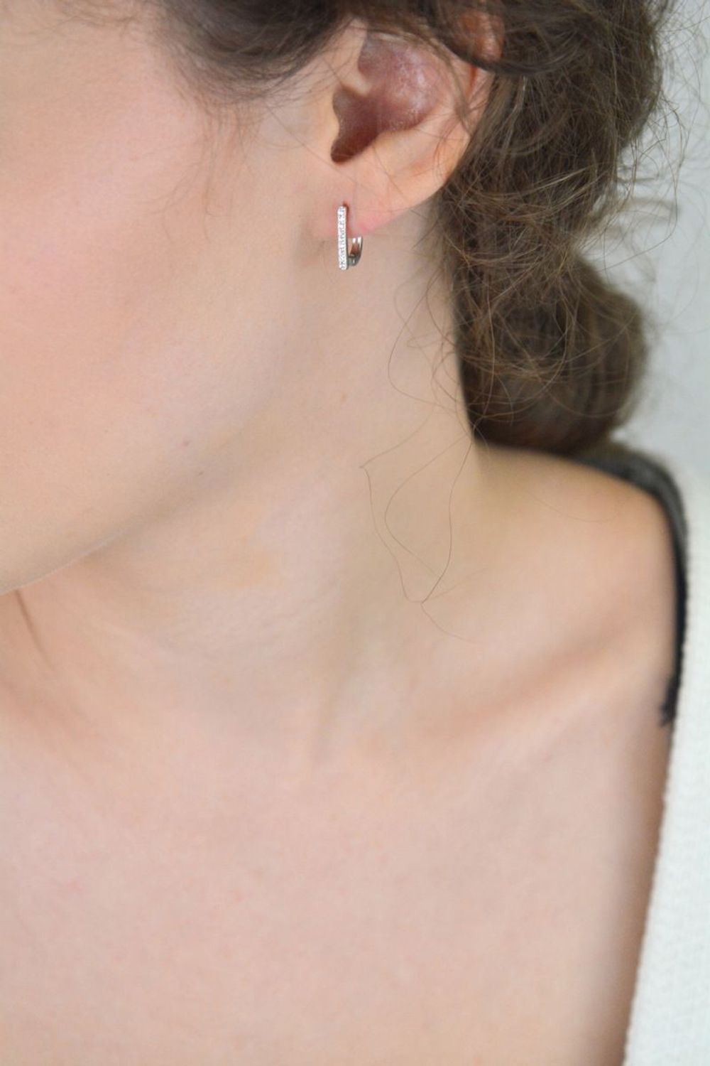 Kolczyki srebrne 925 damskie DIA-KLC-13425-925, proste patyczki zdobione białymi cyrkoniami, zapięcie angielskie. Długość 1,3 cm, szerokość 2 mm, waga 1,60 g. Eleganckie i lekkie.1.jpg