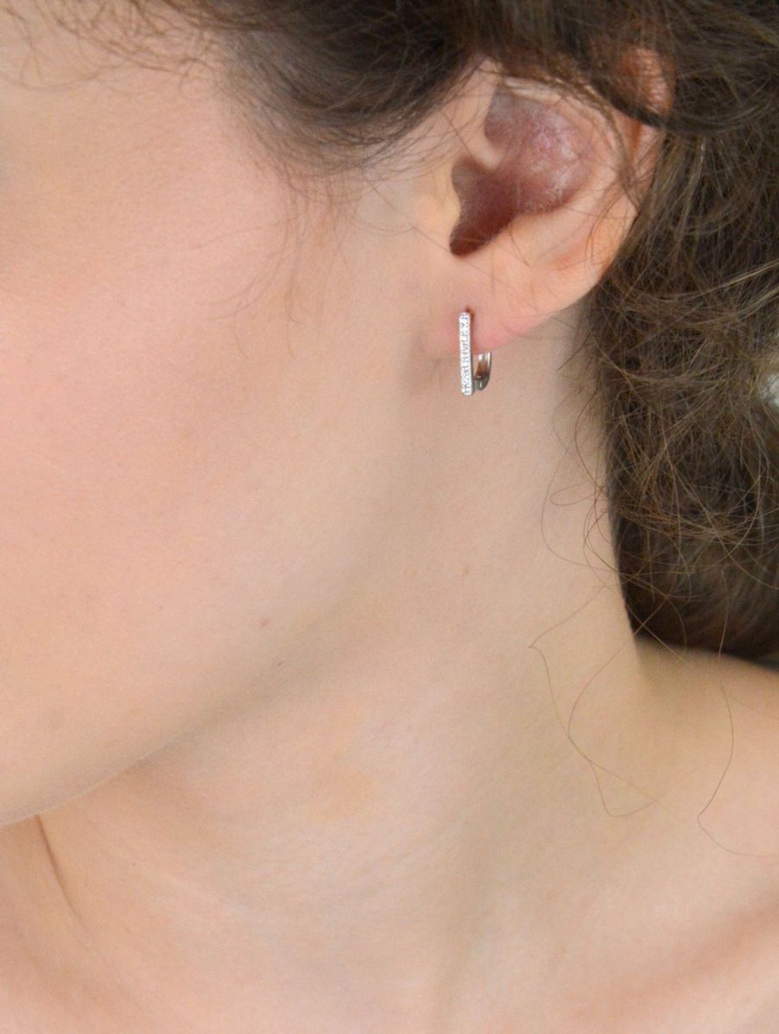 Kolczyki srebrne 925 damskie DIA-KLC-13425-925, proste patyczki zdobione białymi cyrkoniami, zapięcie angielskie. Długość 1,3 cm, szerokość 2 mm, waga 1,60 g. Eleganckie i lekkie.1.jpg