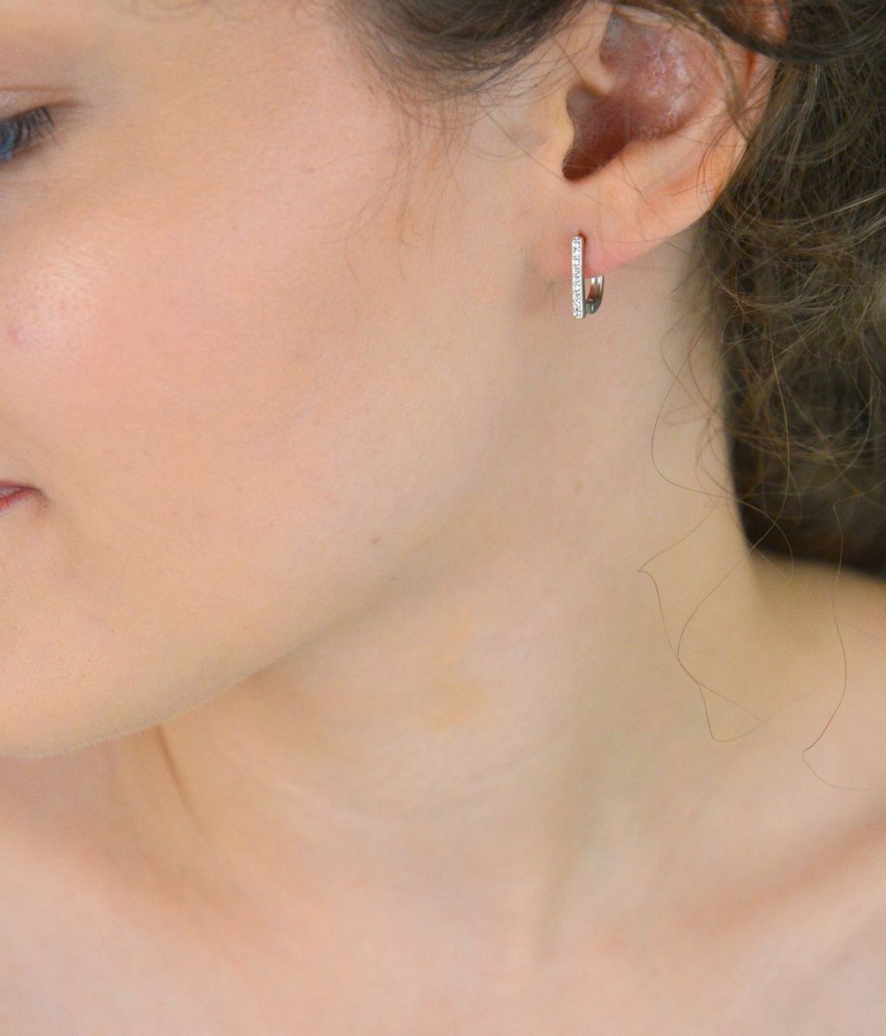 Kolczyki srebrne 925 damskie DIA-KLC-13425-925, proste patyczki zdobione białymi cyrkoniami, zapięcie angielskie. Długość 1,3 cm, szerokość 2 mm, waga 1,60 g. Eleganckie i lekkie.1.jpg