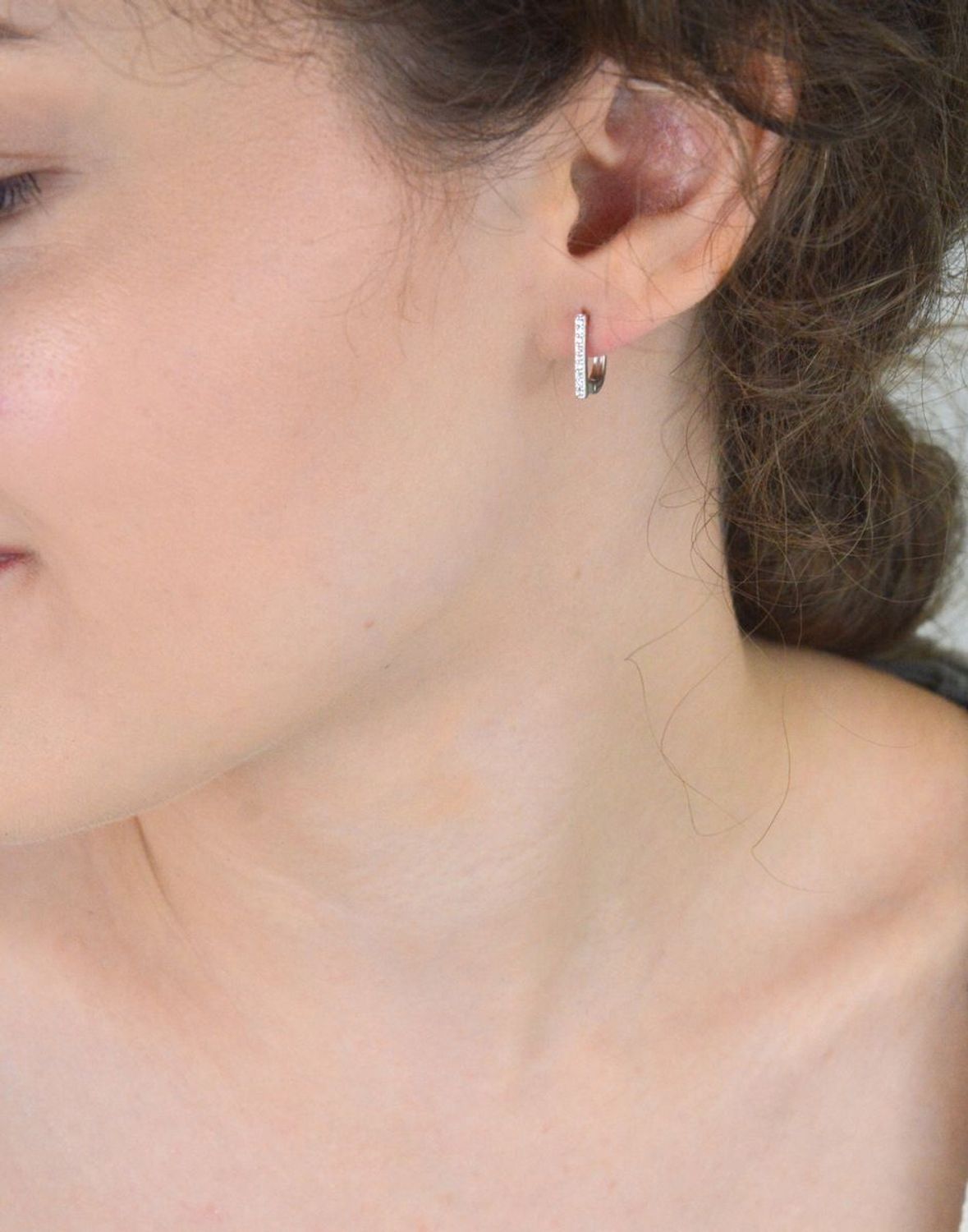 Kolczyki srebrne 925 damskie DIA-KLC-13425-925, proste patyczki zdobione białymi cyrkoniami, zapięcie angielskie. Długość 1,3 cm, szerokość 2 mm, waga 1,60 g. Eleganckie i lekkie.1.jpg