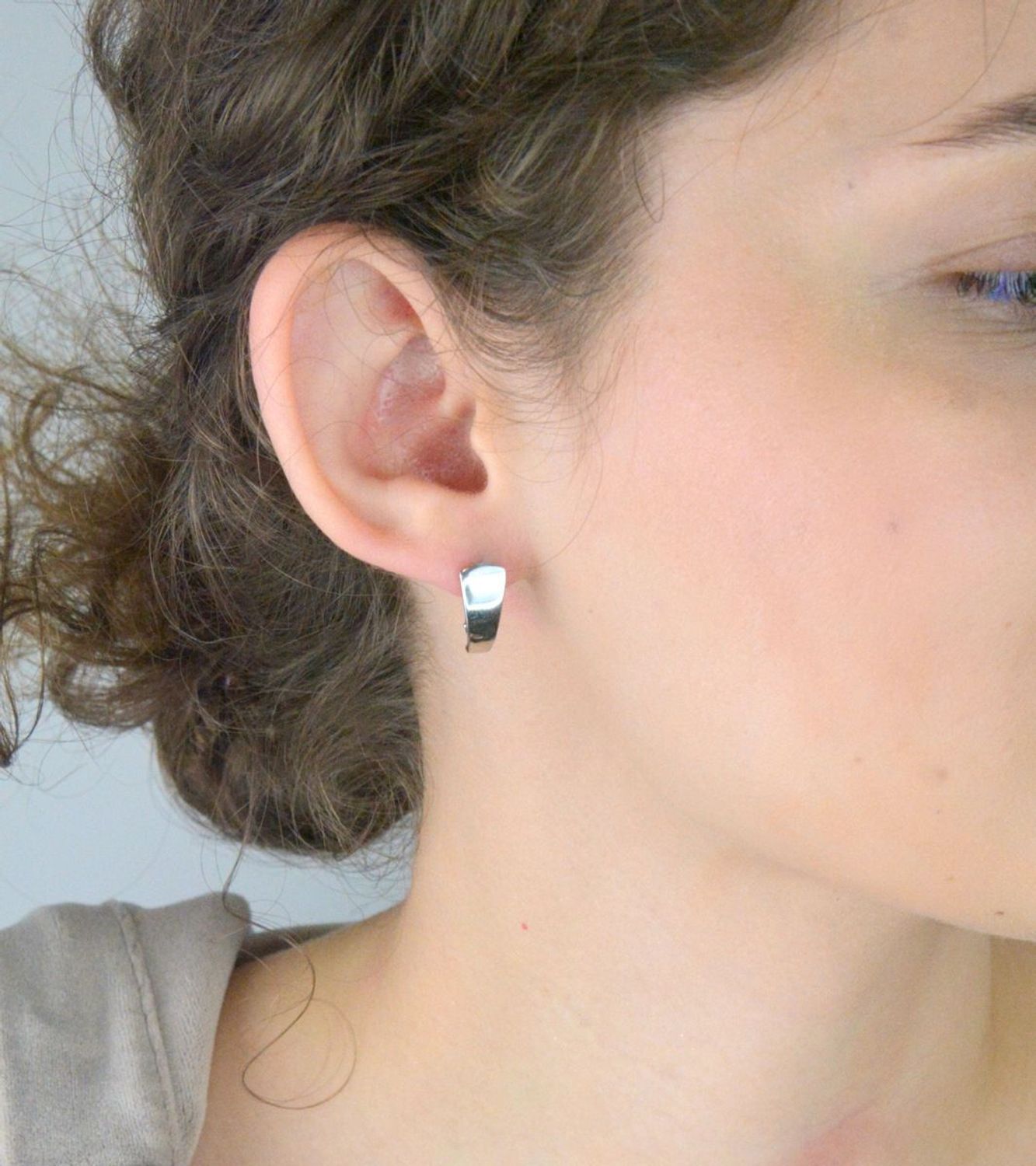 Eleganckie kolczyki damskie srebrne wykonane z srebra próby 925, o prostym gładkim wzorze. Długość 1,1 cm, szerokość 7 mm. Zapięcie bigiel angielski – lekkie i komfortowe.1.jpg